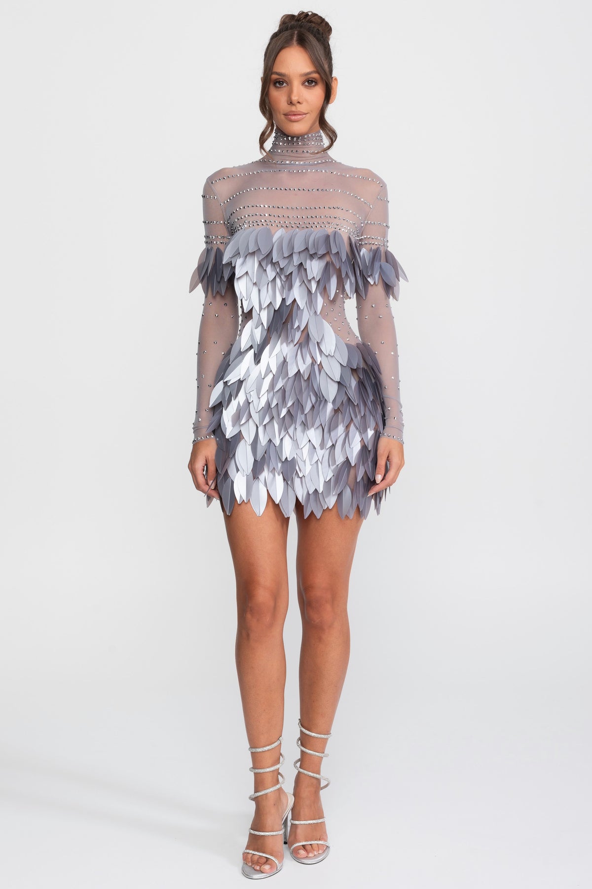 Mini-robe en mesh transparent avec panneau de plumes et encolure ornée de cristaux - Gris 