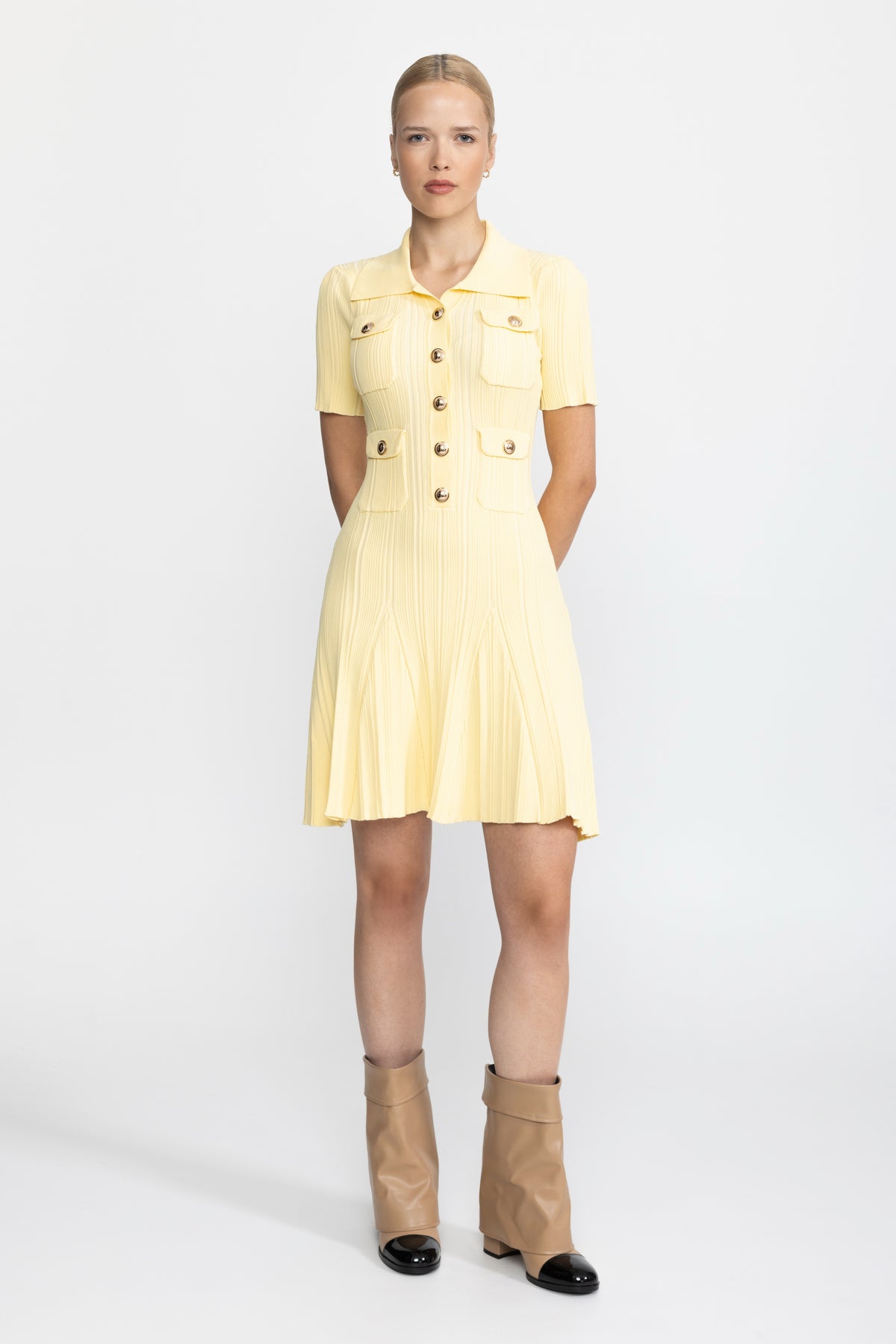 Robe mini en maille côtelée à col polo avec boutons dorés - Jaune 