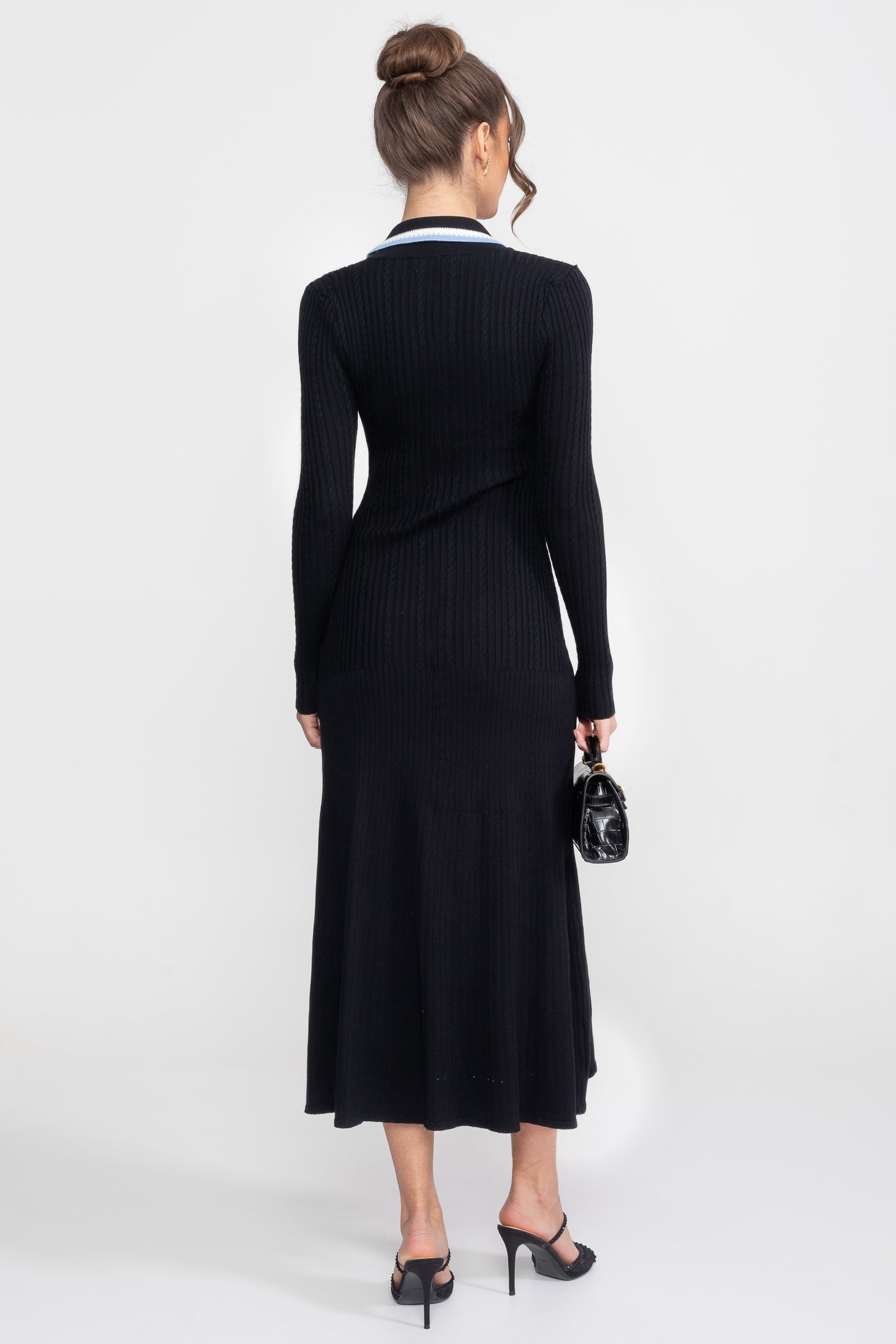 Robe midi en maille à manches longues avec col polo et écusson monogramme - Noir 