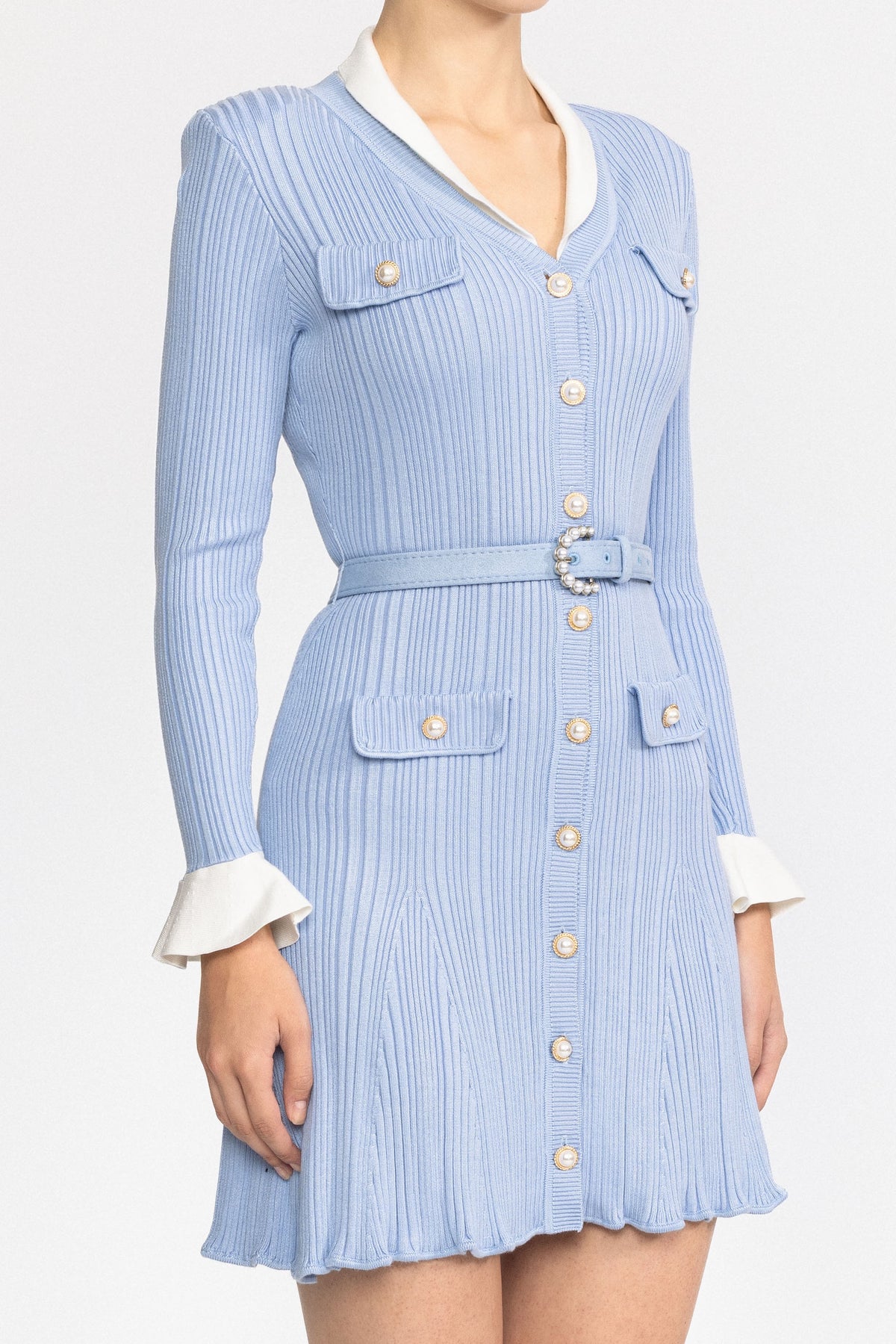Robe mini en maille côtelée ceinturée à boutons perles - bleu clair 