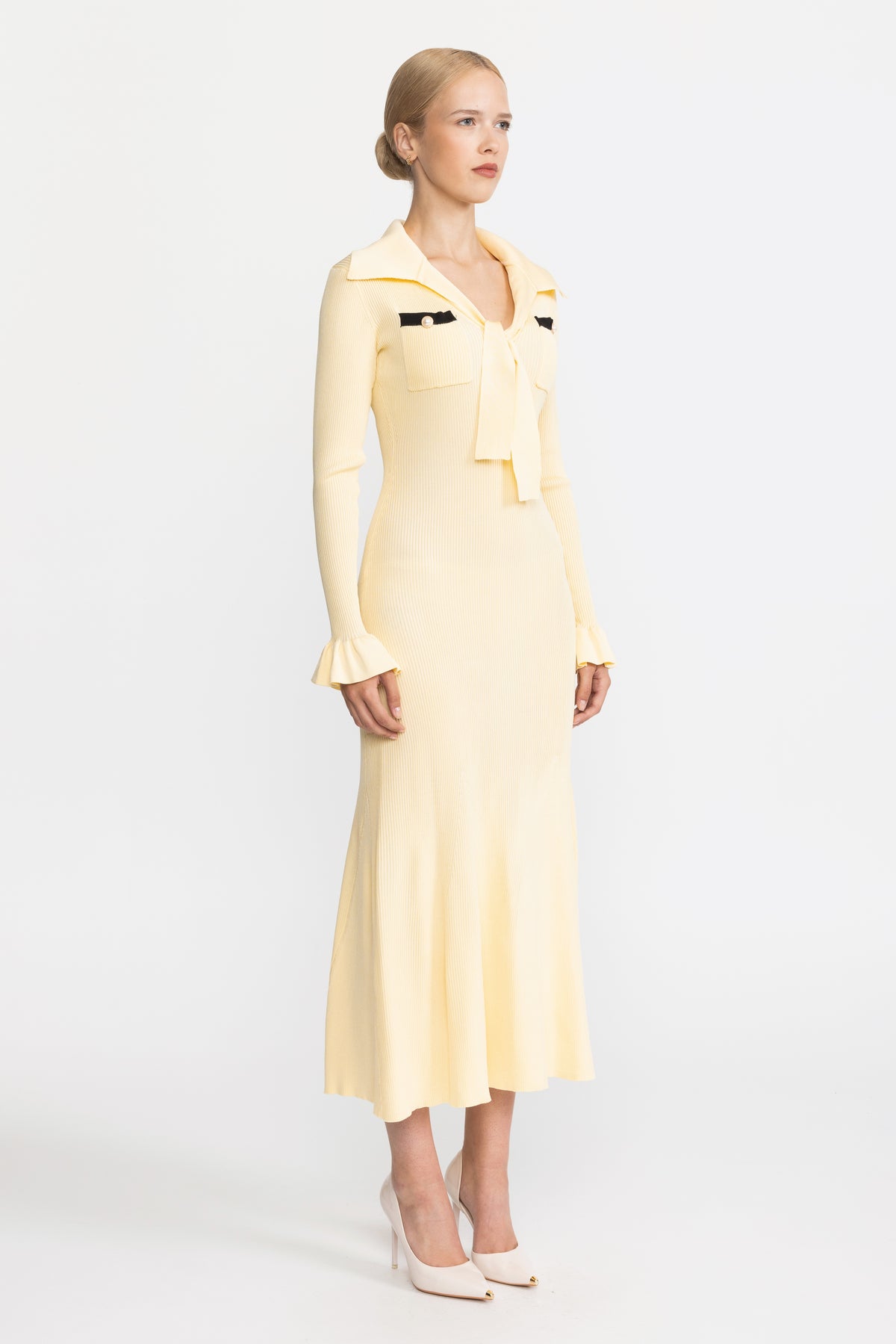 Robe midi en maille côtelée à col lavallière et poignets volantés - Jaune 