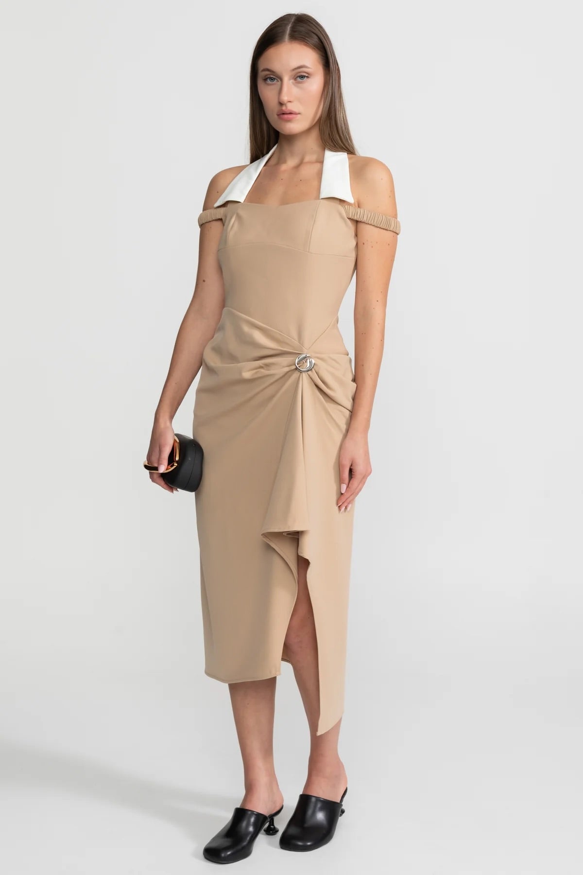 Robe midi à col bénitier drapée avec détail drapé asymétrique – Nude 