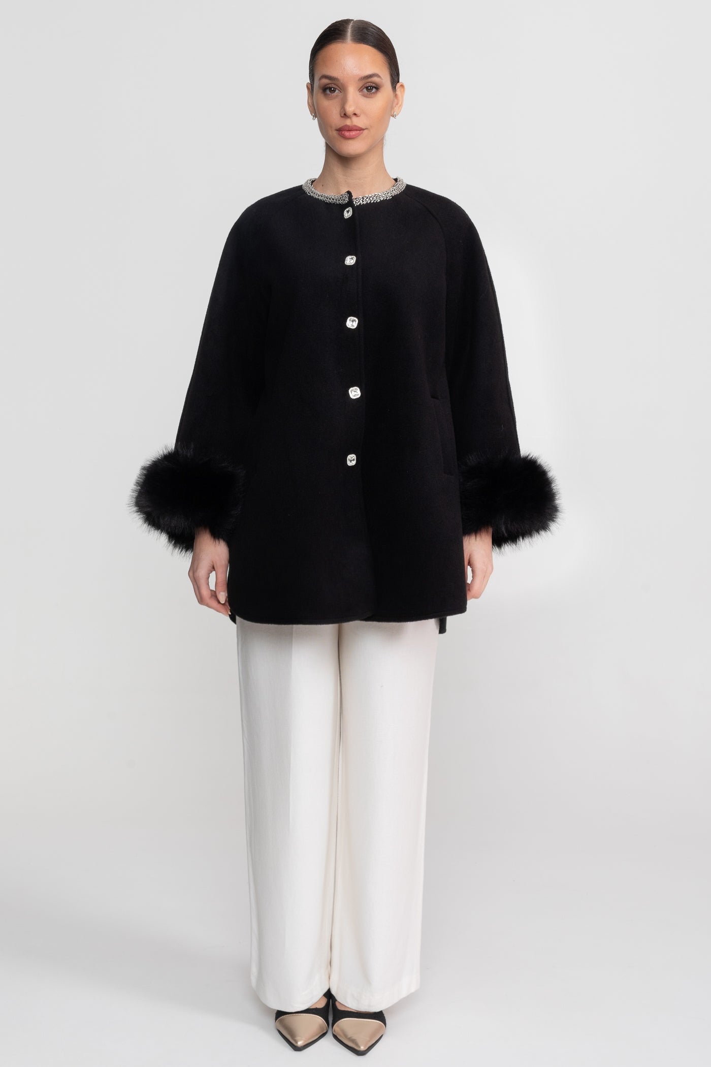 Manteau Long avec Col Orné de Perles et Poignets en Fourrure - Noir 