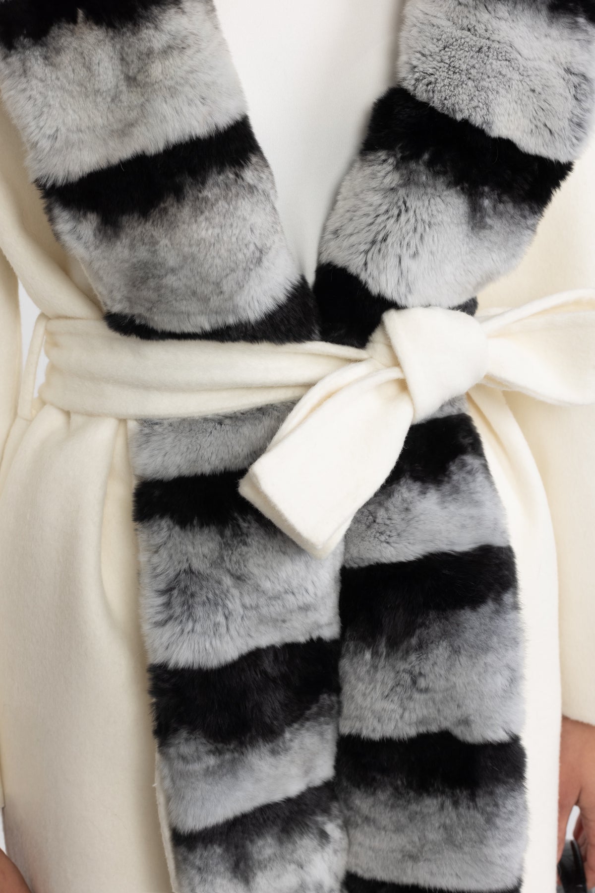 Manteau portefeuille en laine à capuche bordée de fourrure de lapin rex - Ivoire 