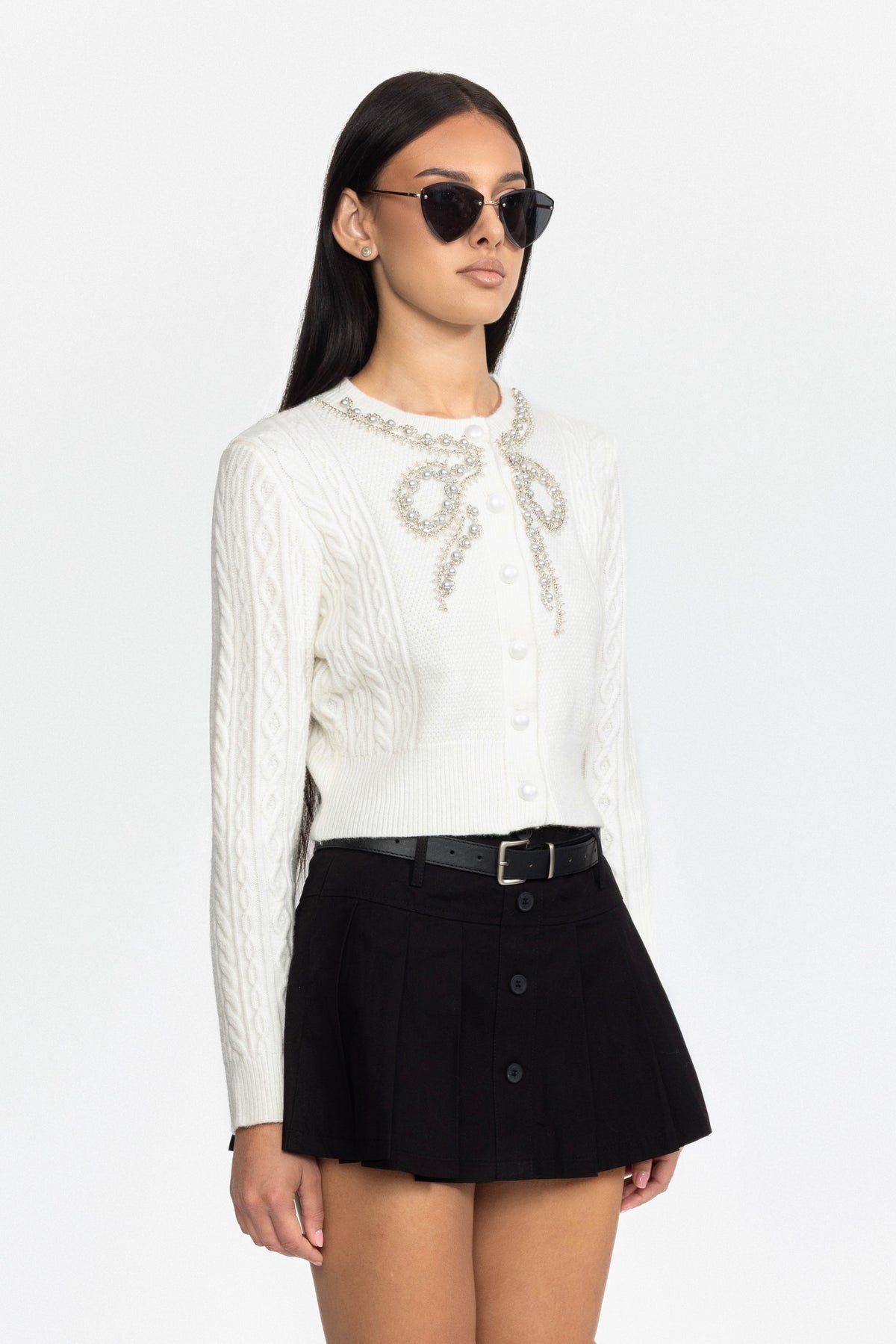 Cardigan en maille torsadée orné d’un nœud perlé - blanc 