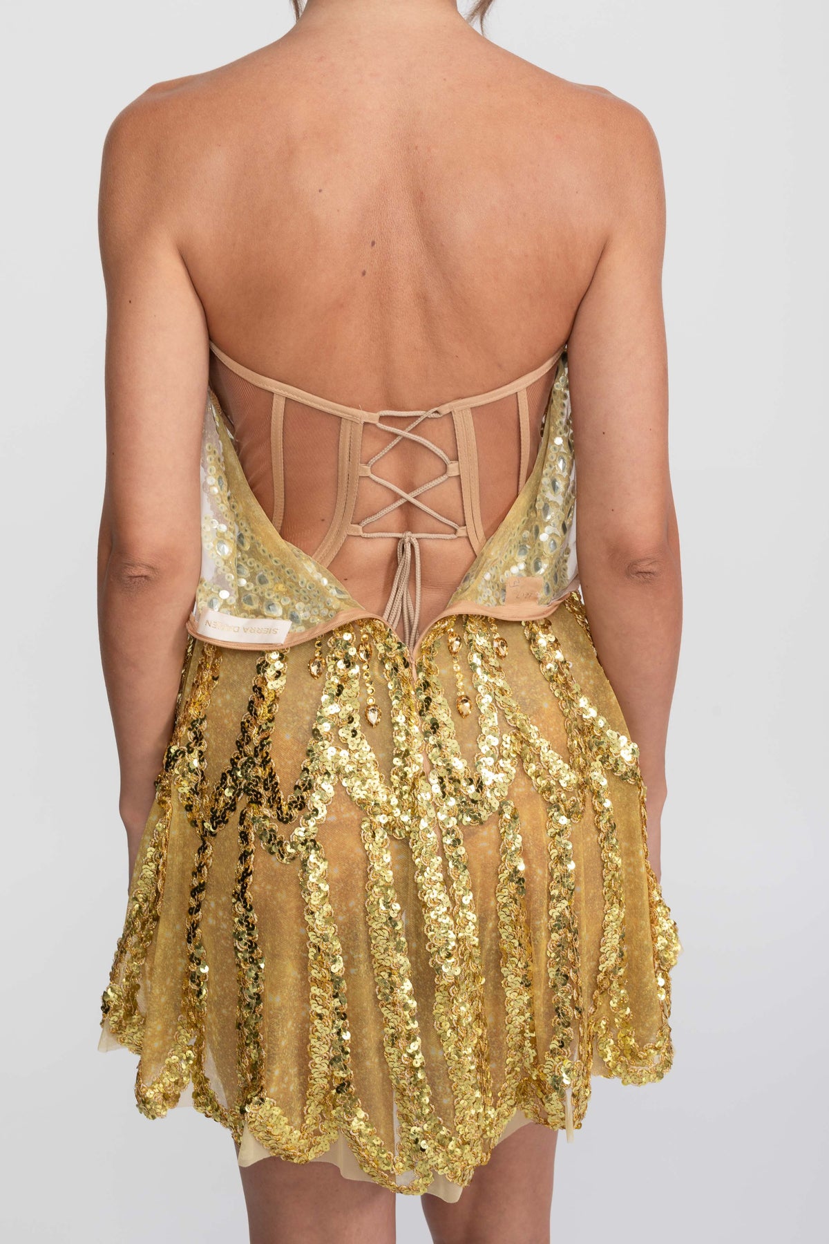 Robe mini ajustée-évasée ornée de bijoux avec décolleté cœur - Or 