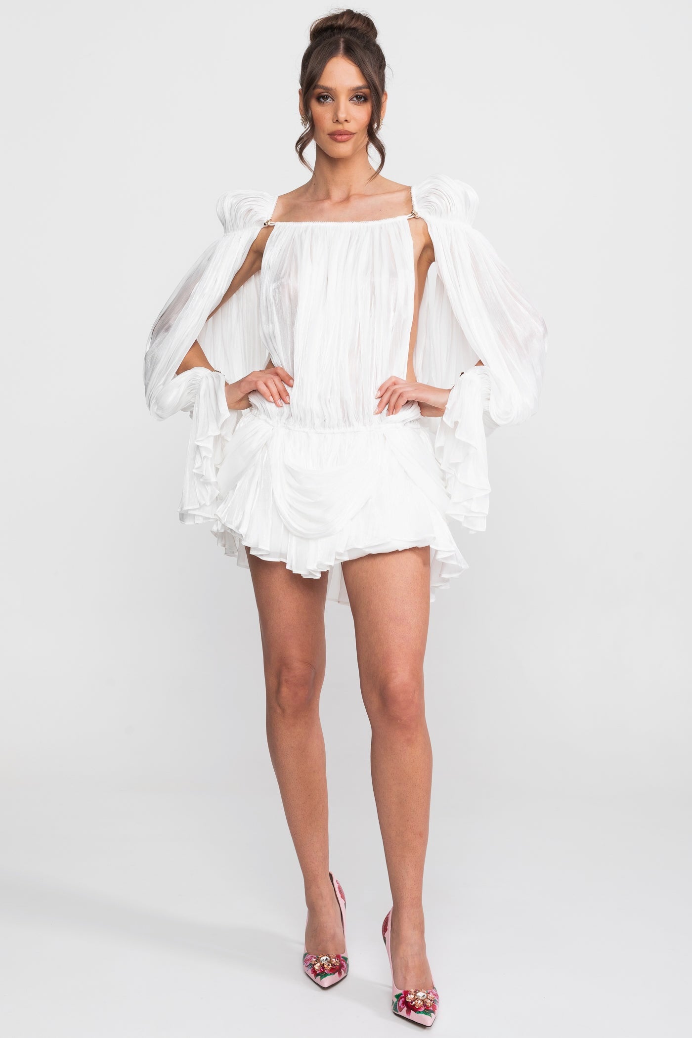 Robe courte fluide et transparente avec manches cape et détail clip doré - Blanc 