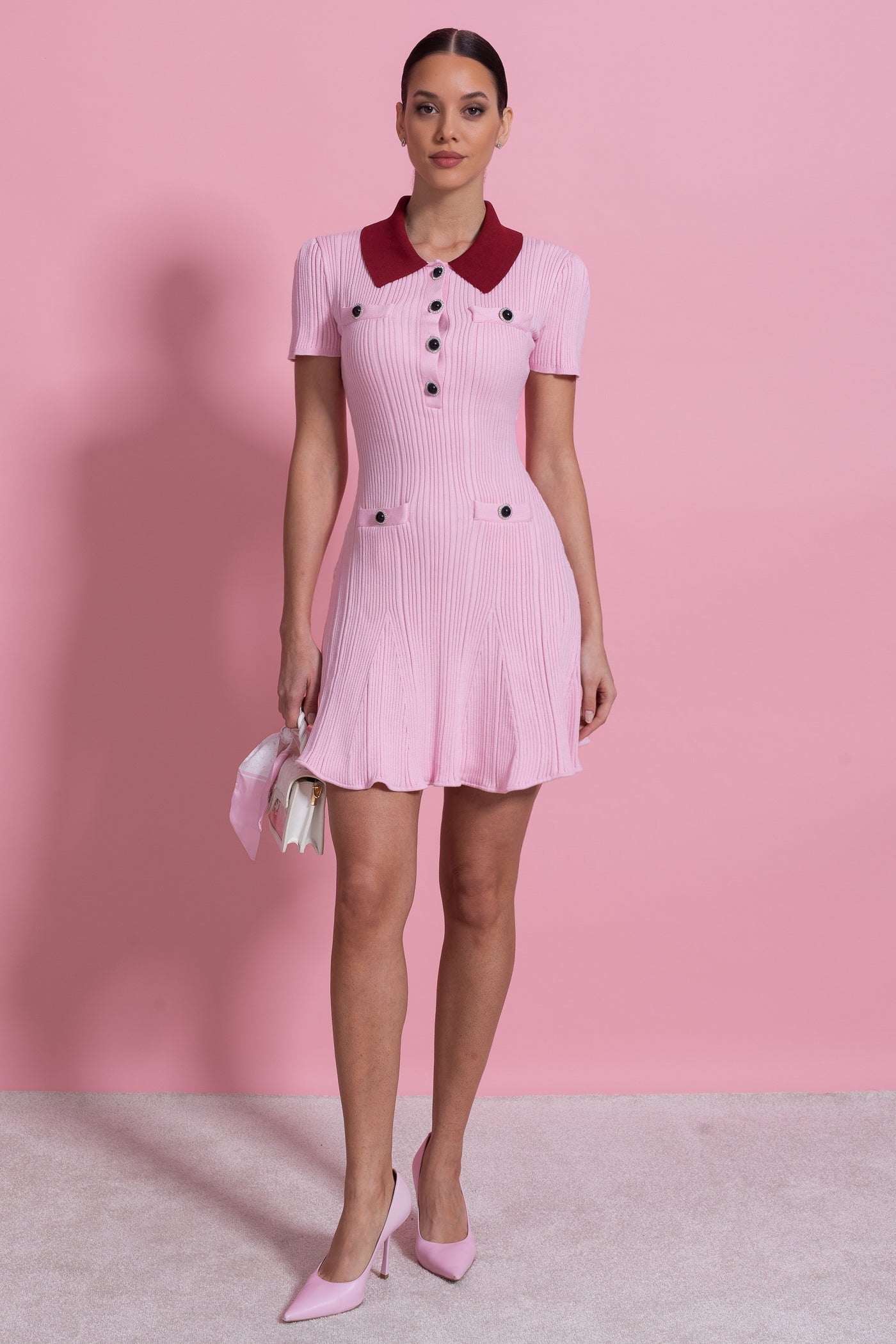 Robe courte à manches courtes côtelées avec col contrastant et détail boutonné sur le devant - Blush Pink 