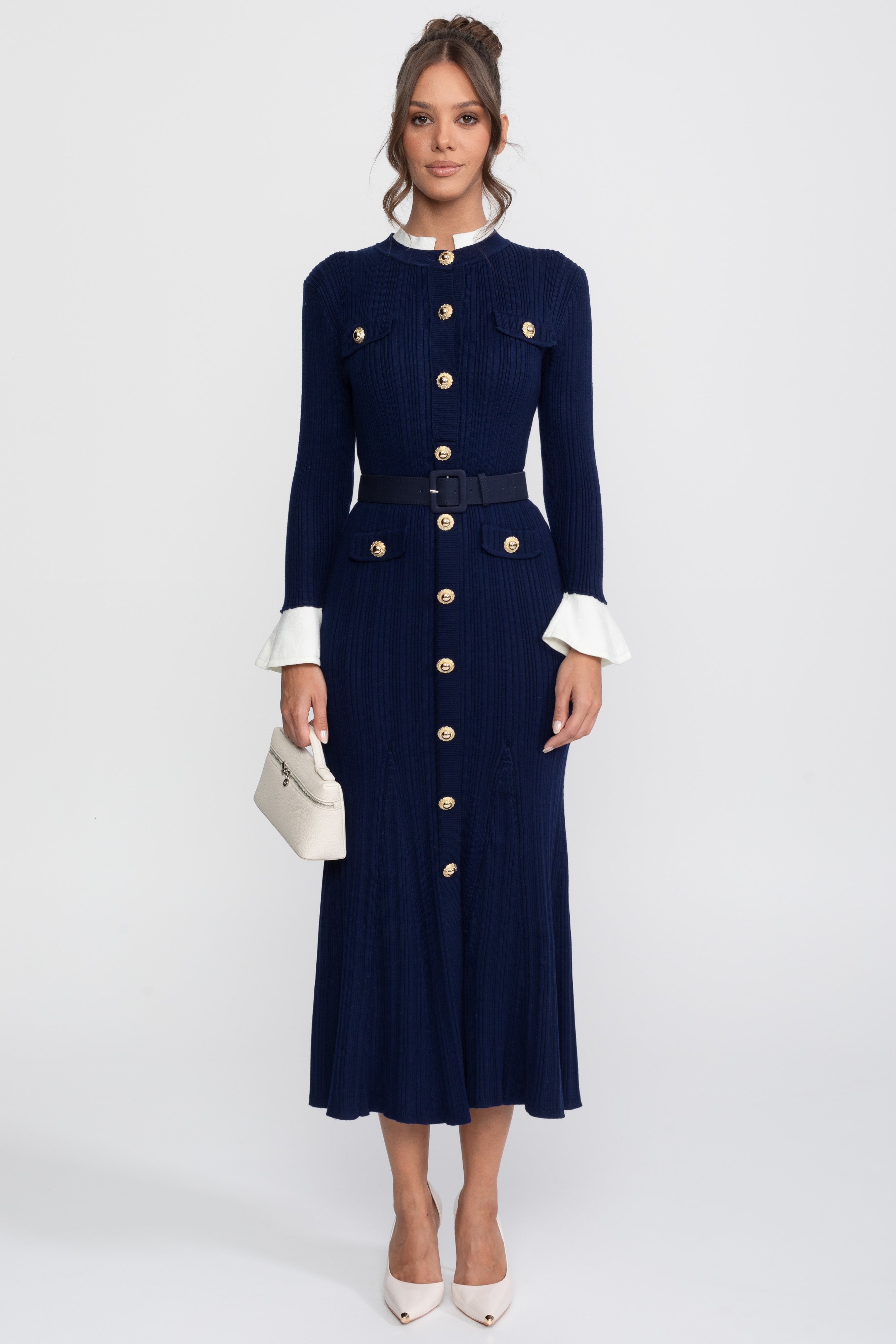 Robe midi en maille côtelée avec ceinture, poignets et col blancs - bleu marine 