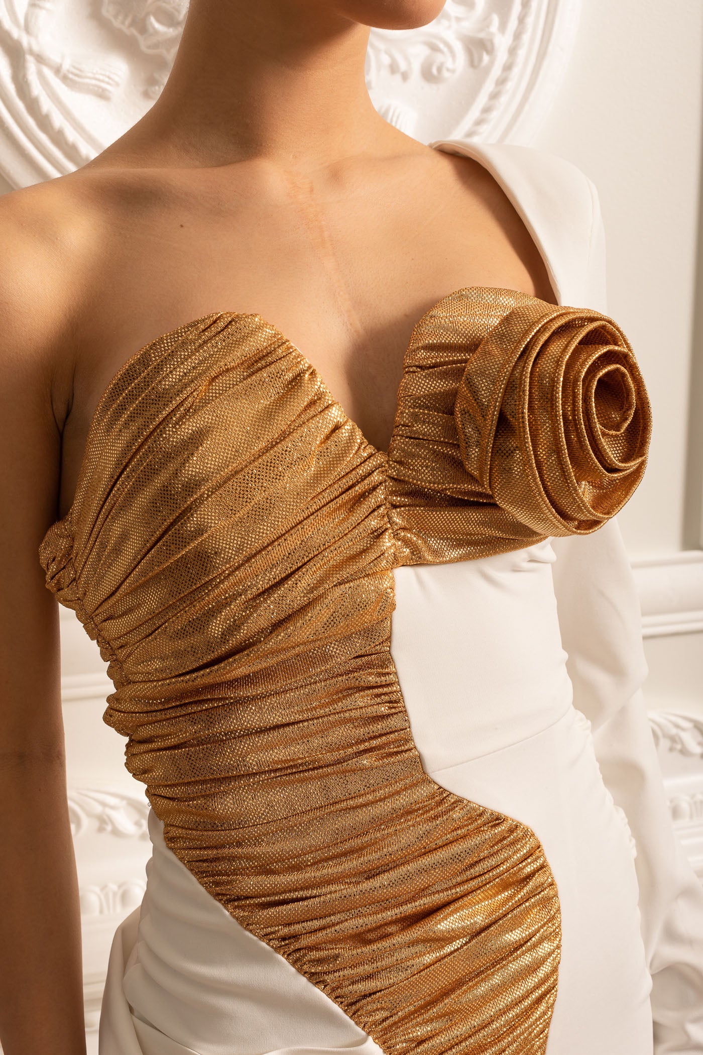 Robe asymétrique avec détails dorés froncés - Blanc 