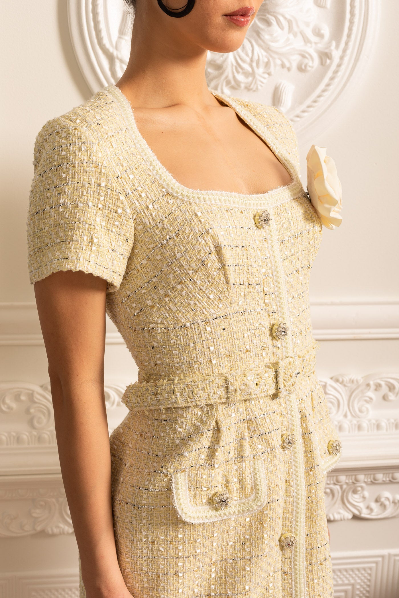 Robe Mini Texturée Avec Ceinture Assortie Et Broche Florale - Beige 