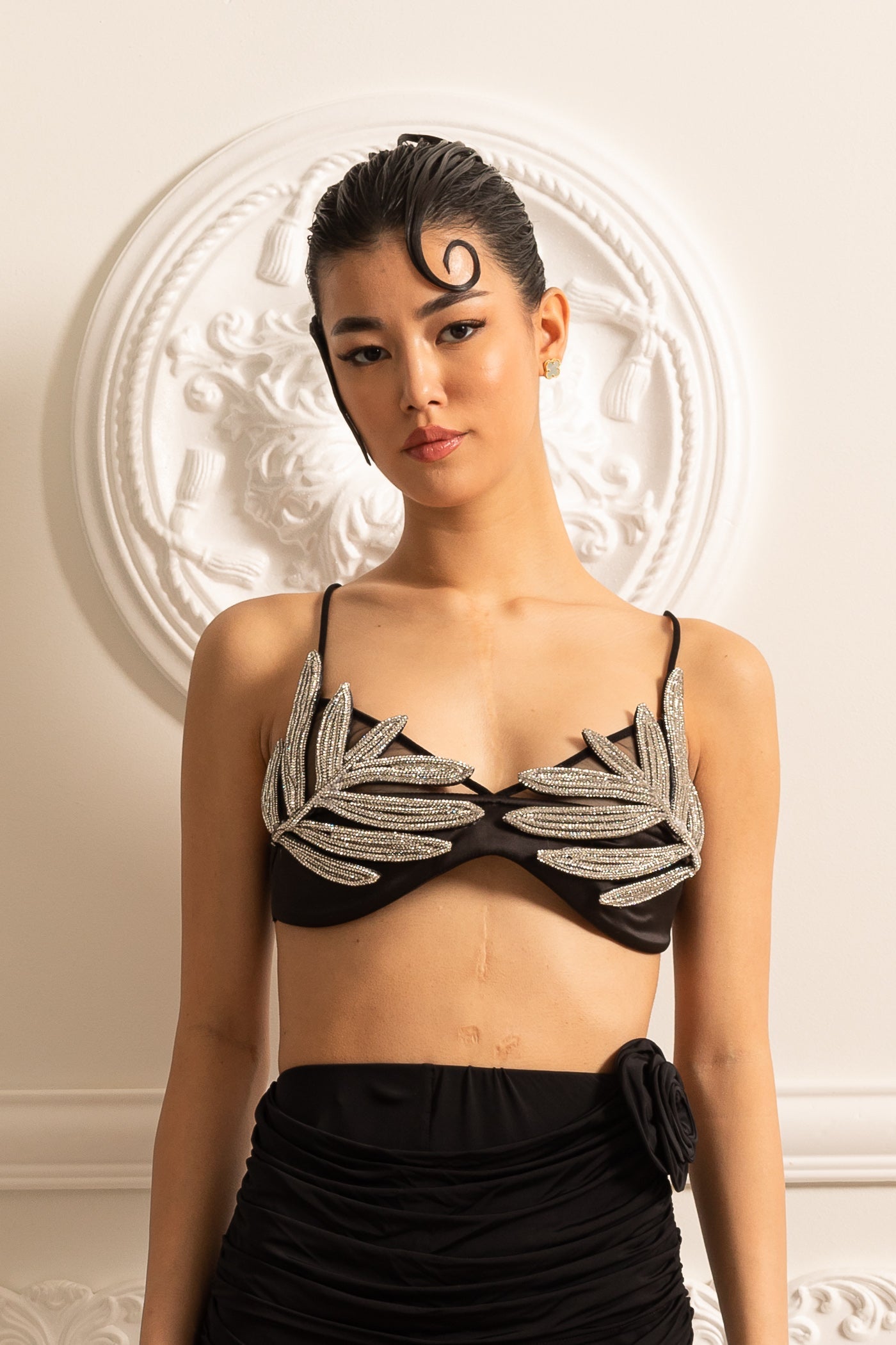 Soutien-gorge en satin orné de feuilles scintillantes décoratives - Noir 