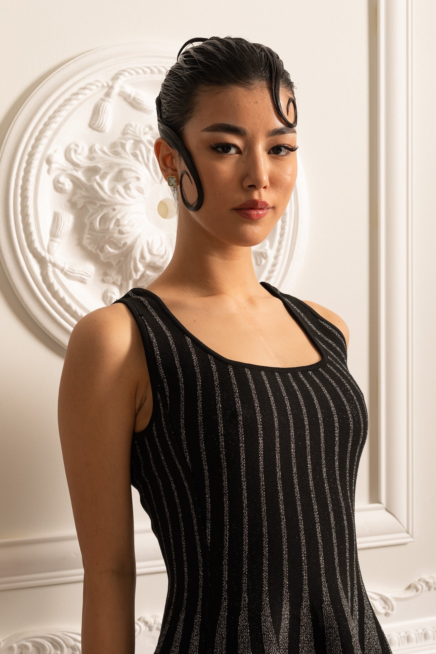 Robe mini élégante avec des rayures verticales argentées scintillantes - Noir 