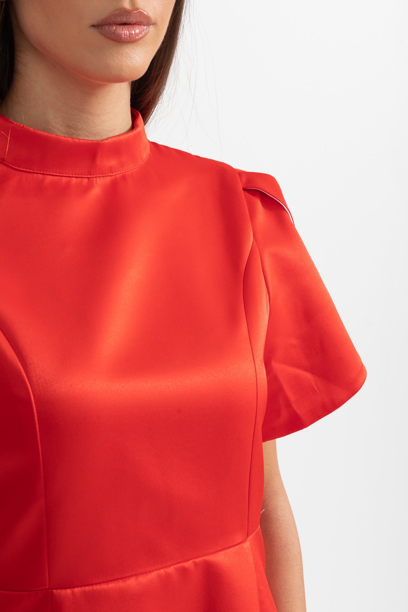 Robe courte élégante avec découpe dans le dos et nœud - Rouge 