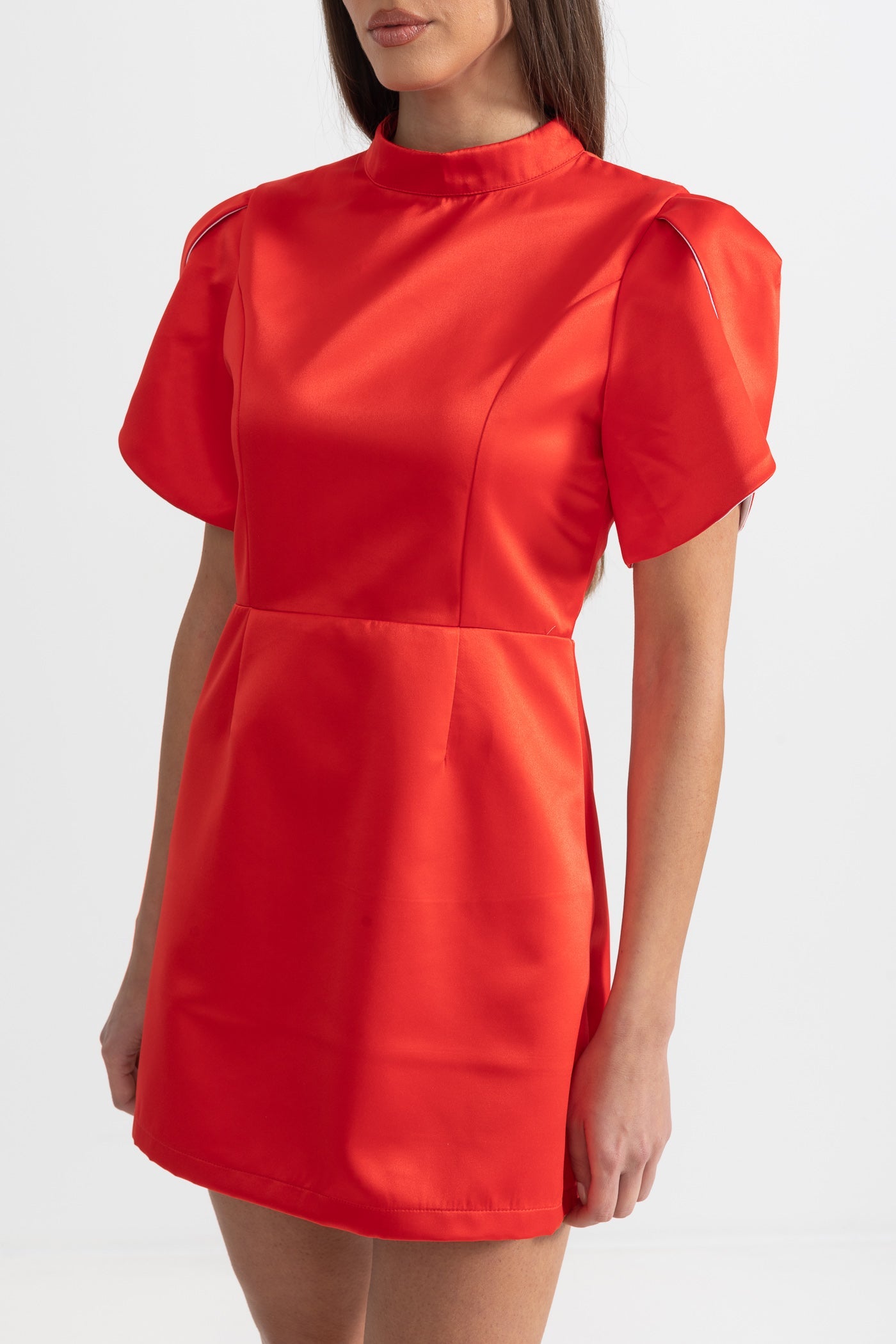 Robe courte élégante avec découpe dans le dos et nœud - Rouge 