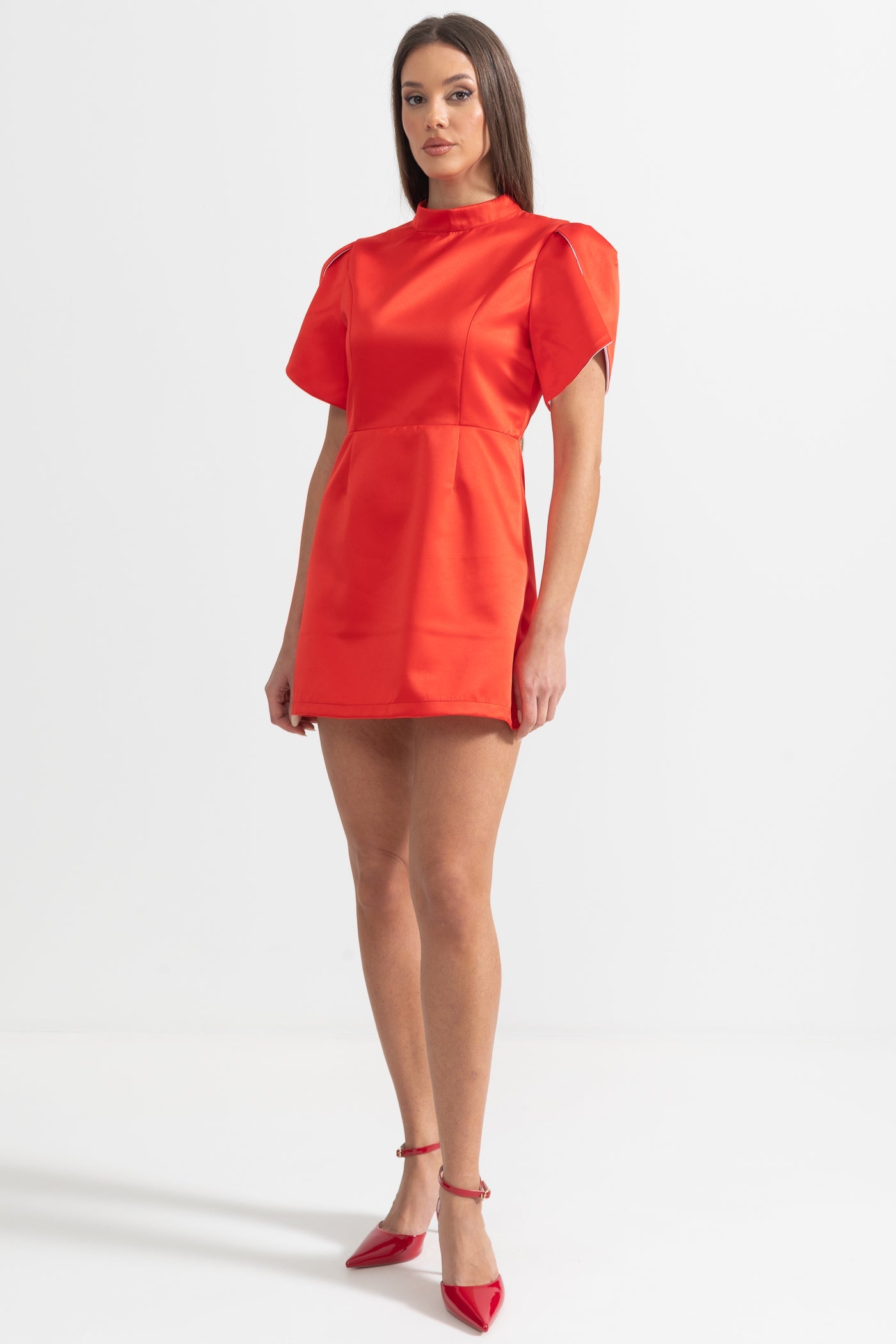 Robe courte élégante avec découpe dans le dos et nœud - Rouge 