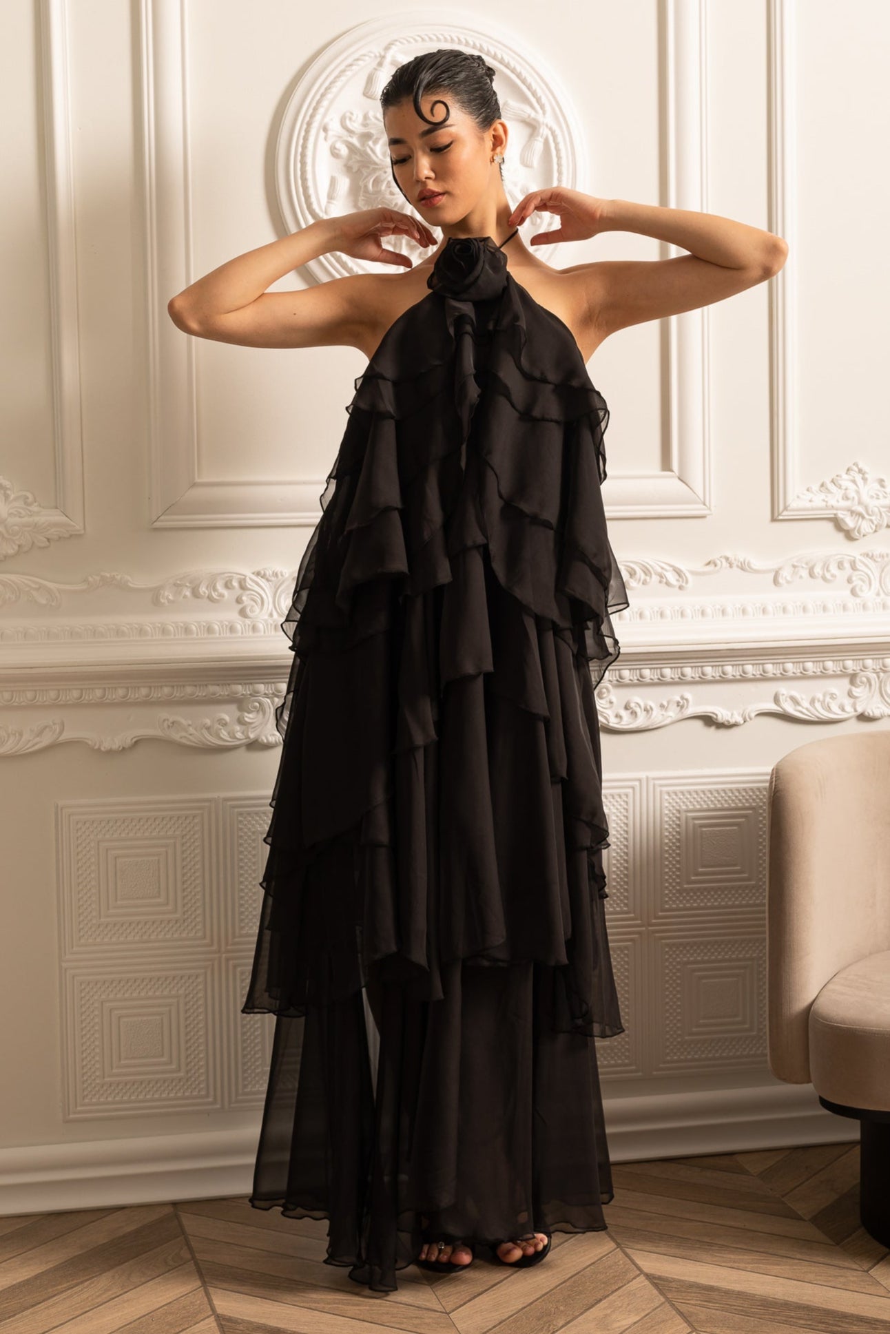 Robe à volants superposés à dos nu avec fleur décorative à l'encolure - Noir 