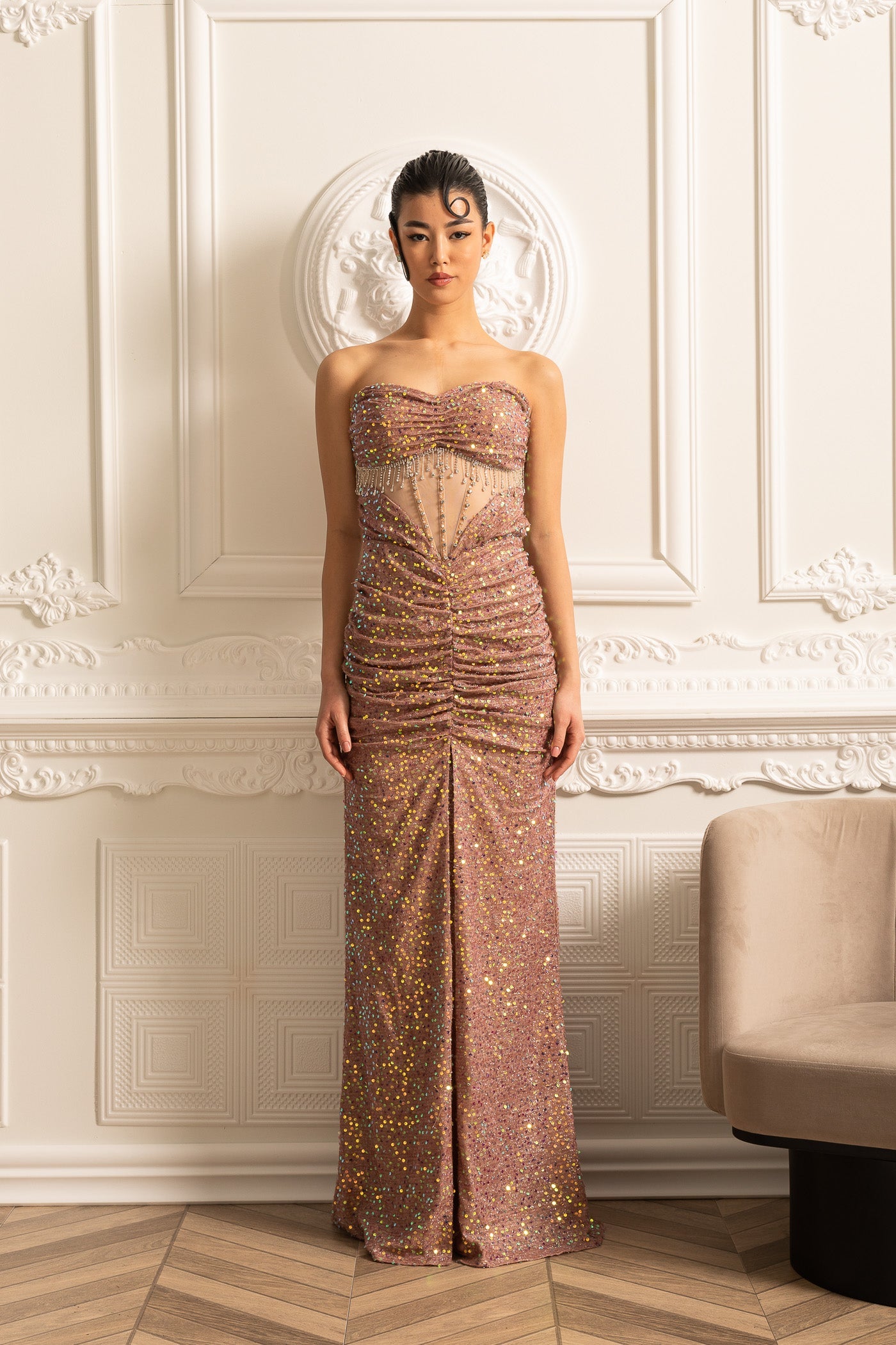 Robe de soirée opulente avec texture scintillante en sequins et détails froncés - Beige 