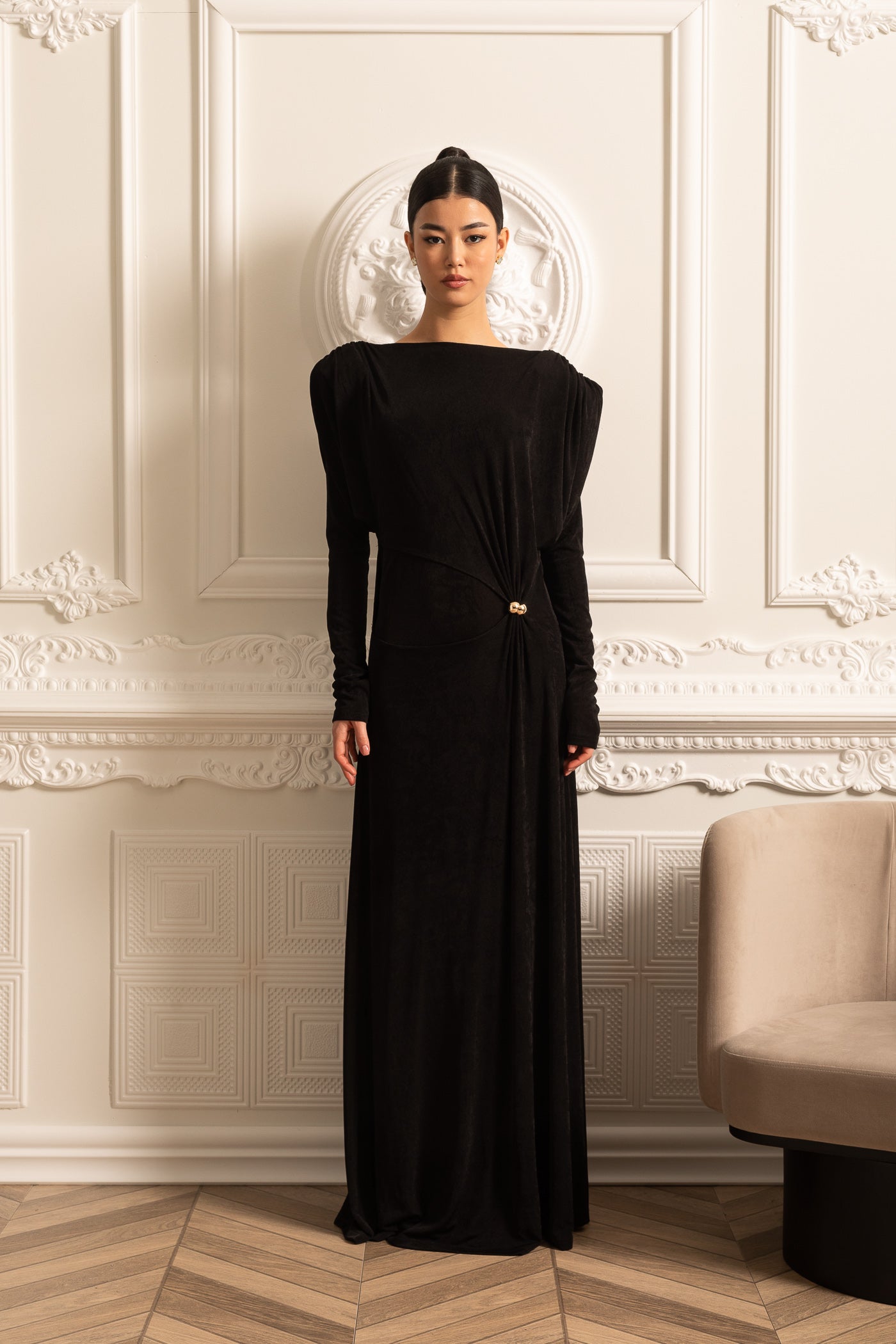 Robe longue élégante à manches longues avec épaules structurées et superposition - Noir 