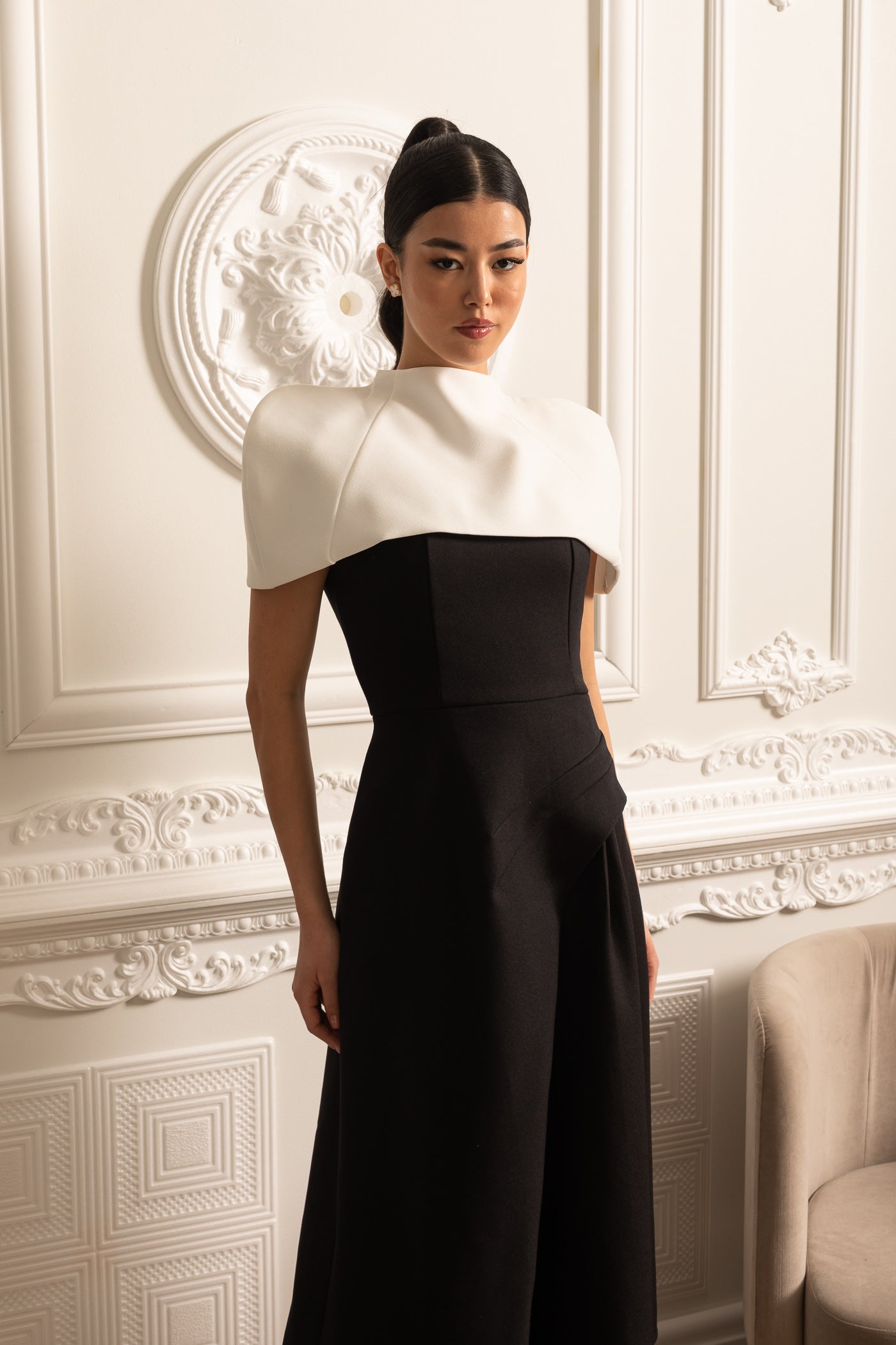 Robe asymétrique élégante avec capelette blanche amovible contrastante - Noir 