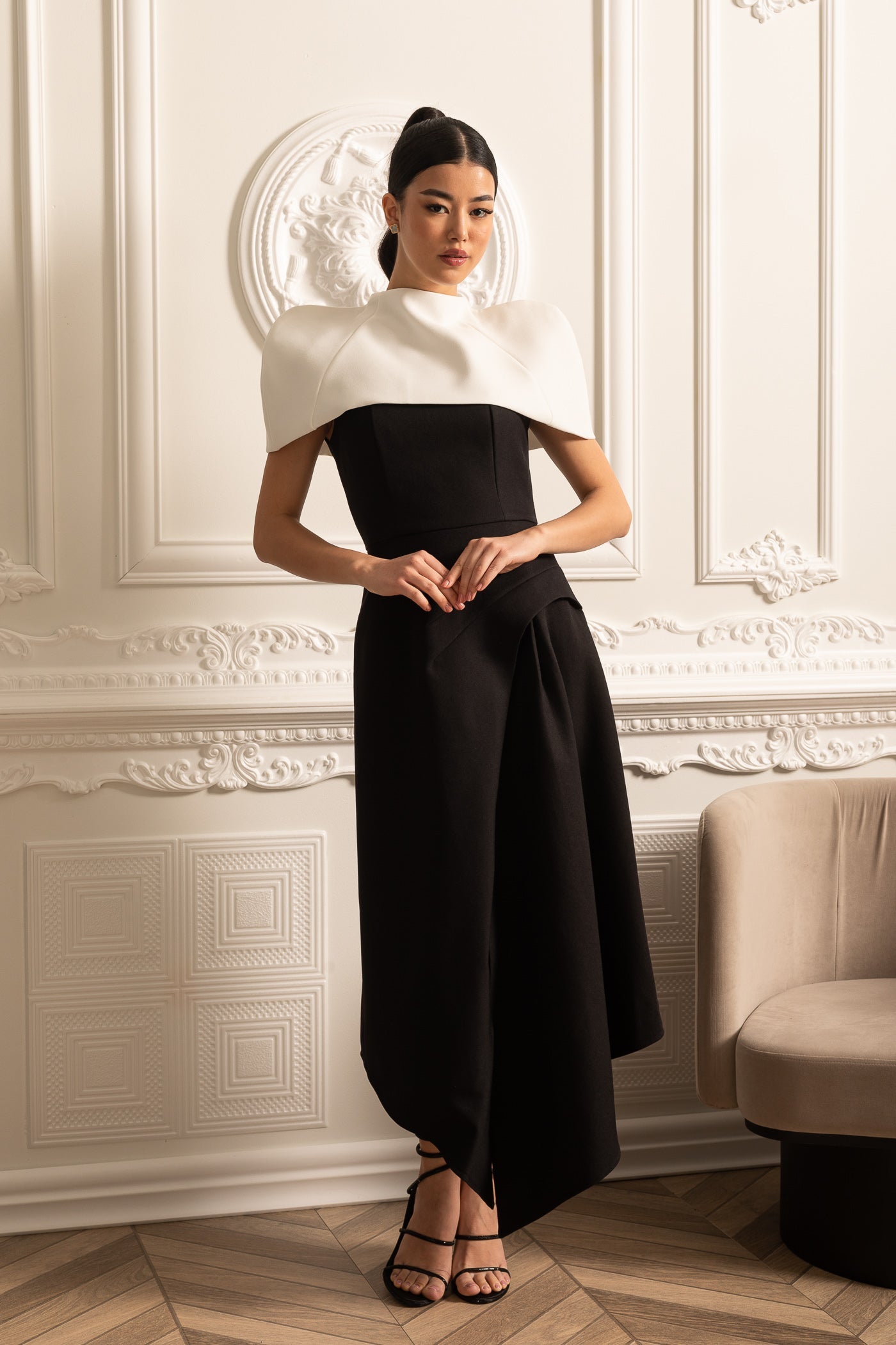 Robe asymétrique élégante avec capelette blanche amovible contrastante - Noir 