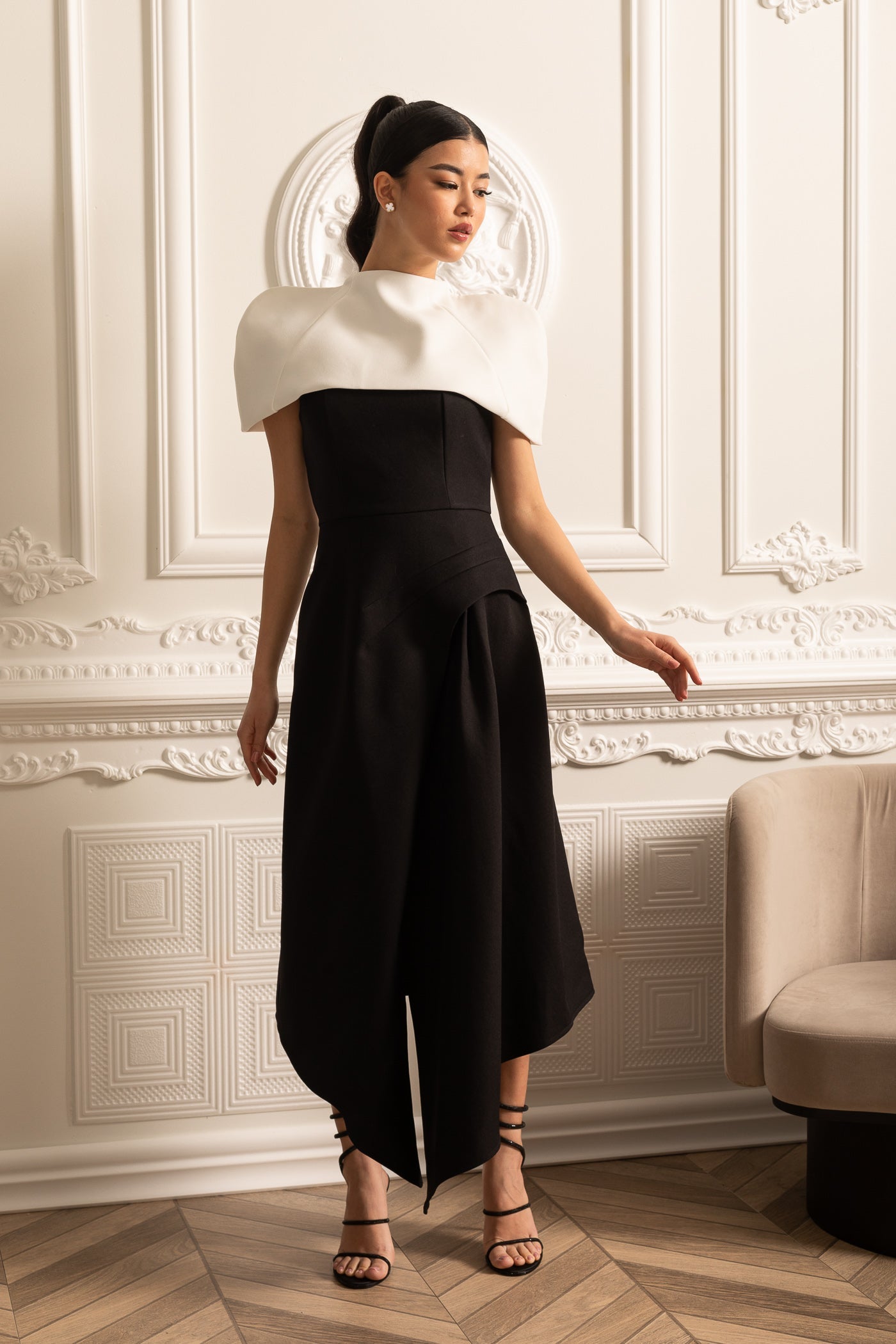 Robe asymétrique élégante avec capelette blanche amovible contrastante - Noir 