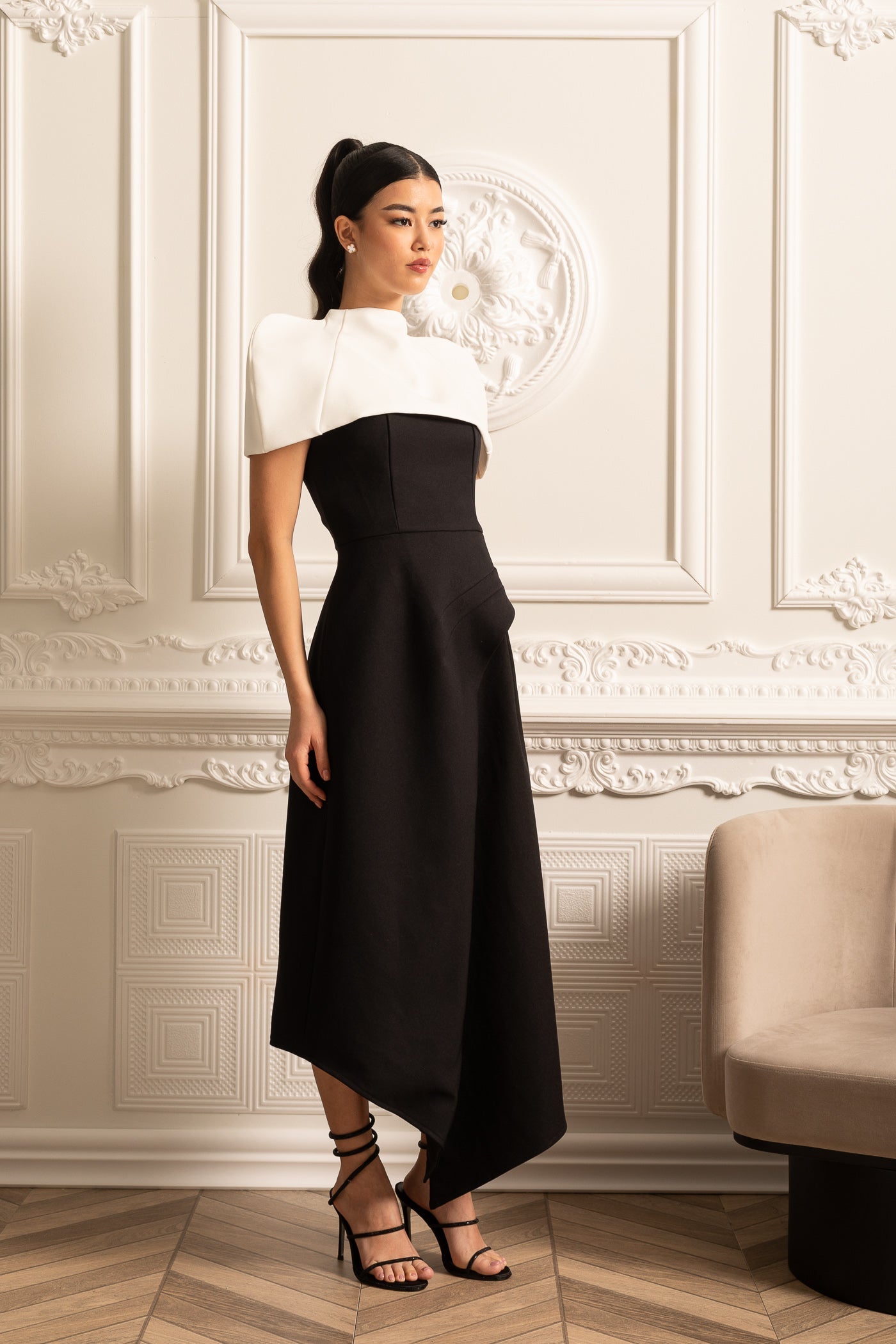 Robe asymétrique élégante avec capelette blanche amovible contrastante - Noir 