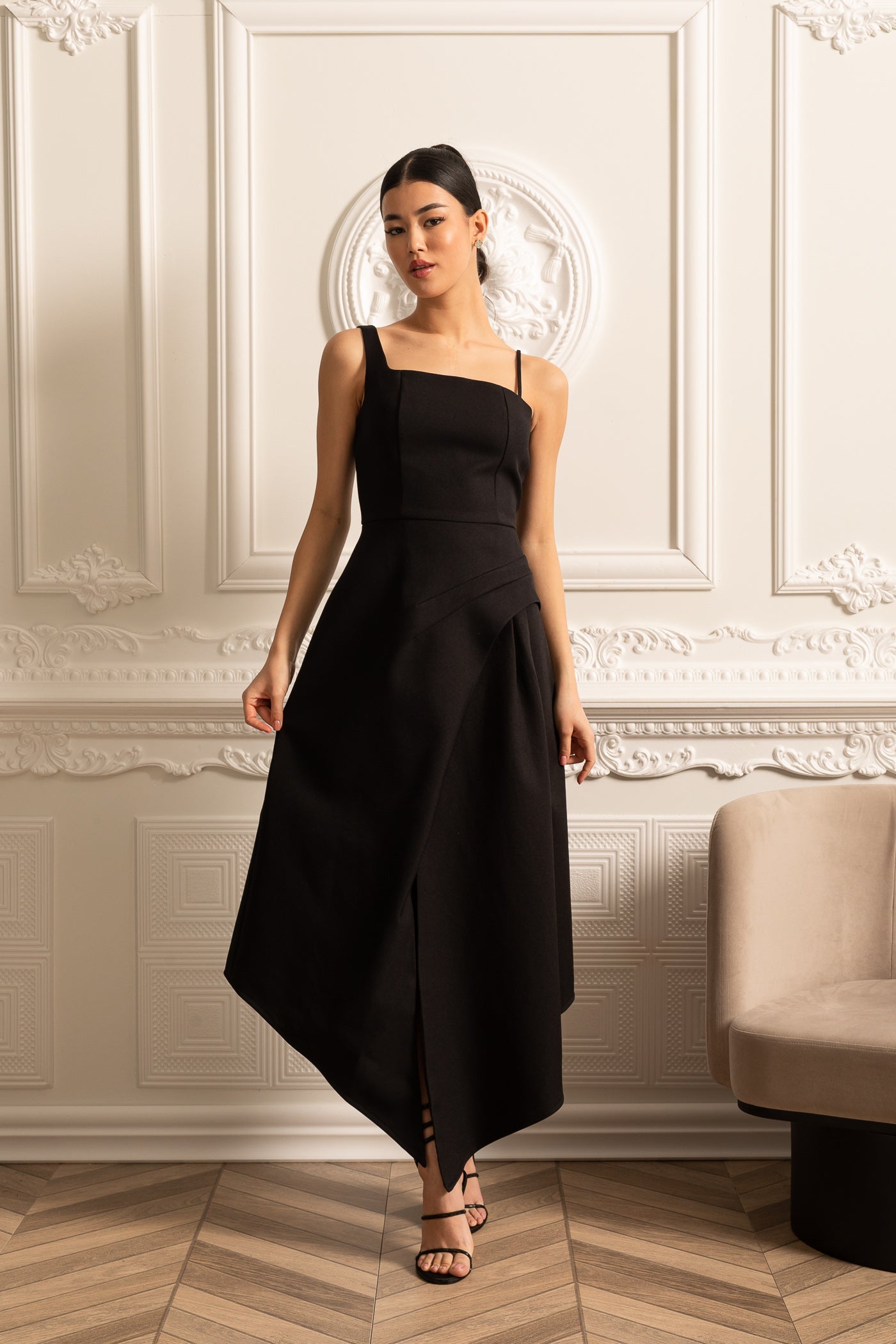 Robe asymétrique élégante avec capelette blanche amovible contrastante - Noir 