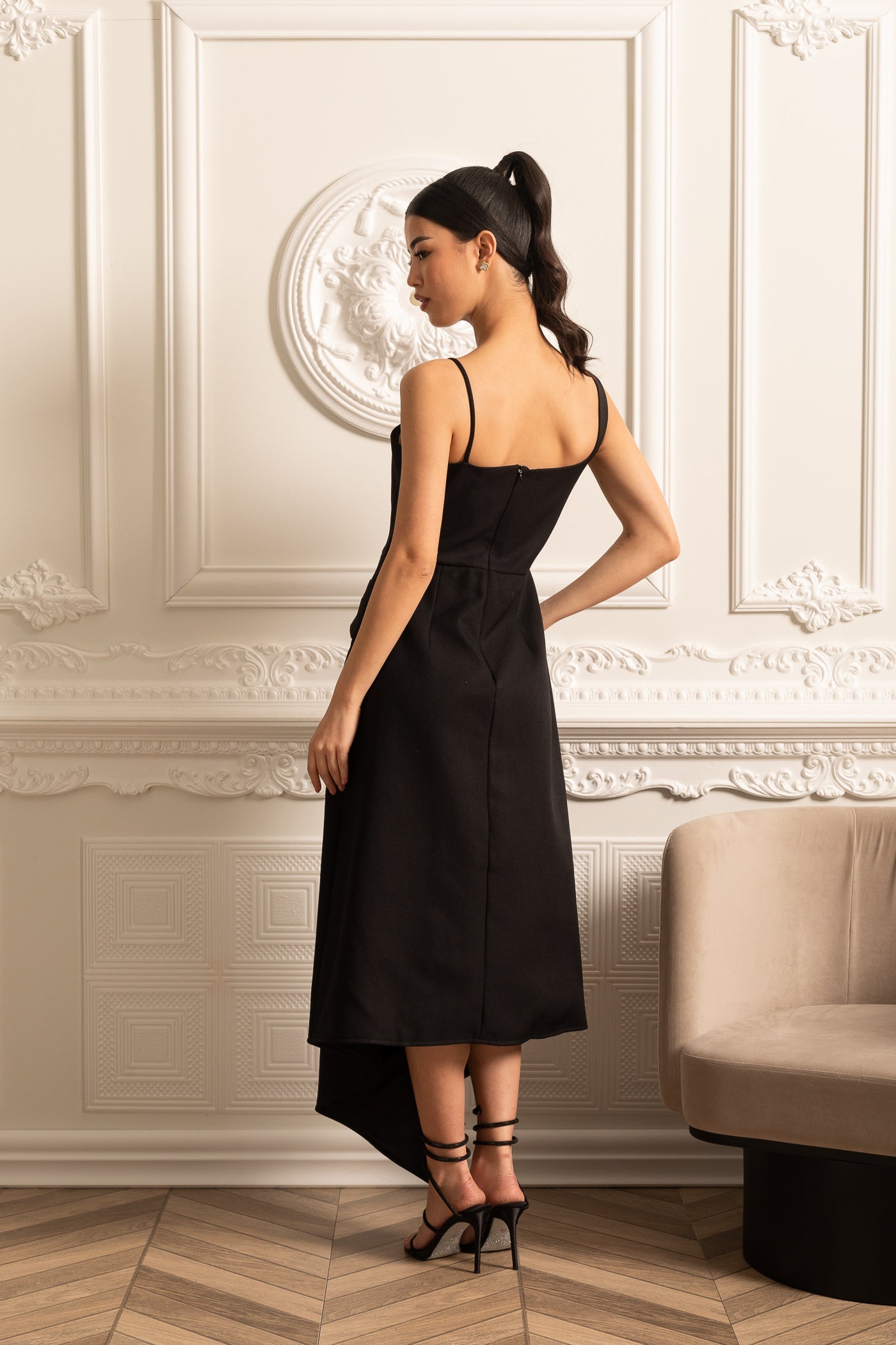 Robe asymétrique élégante avec capelette blanche amovible contrastante - Noir 