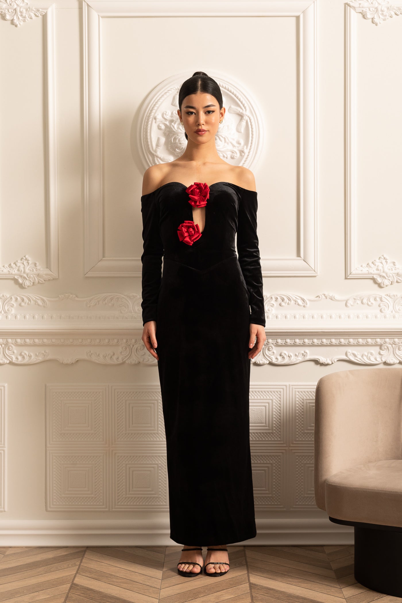 Robe en velours à épaules dénudées avec décolleté plongeant et accents de roses rouges - Noir 