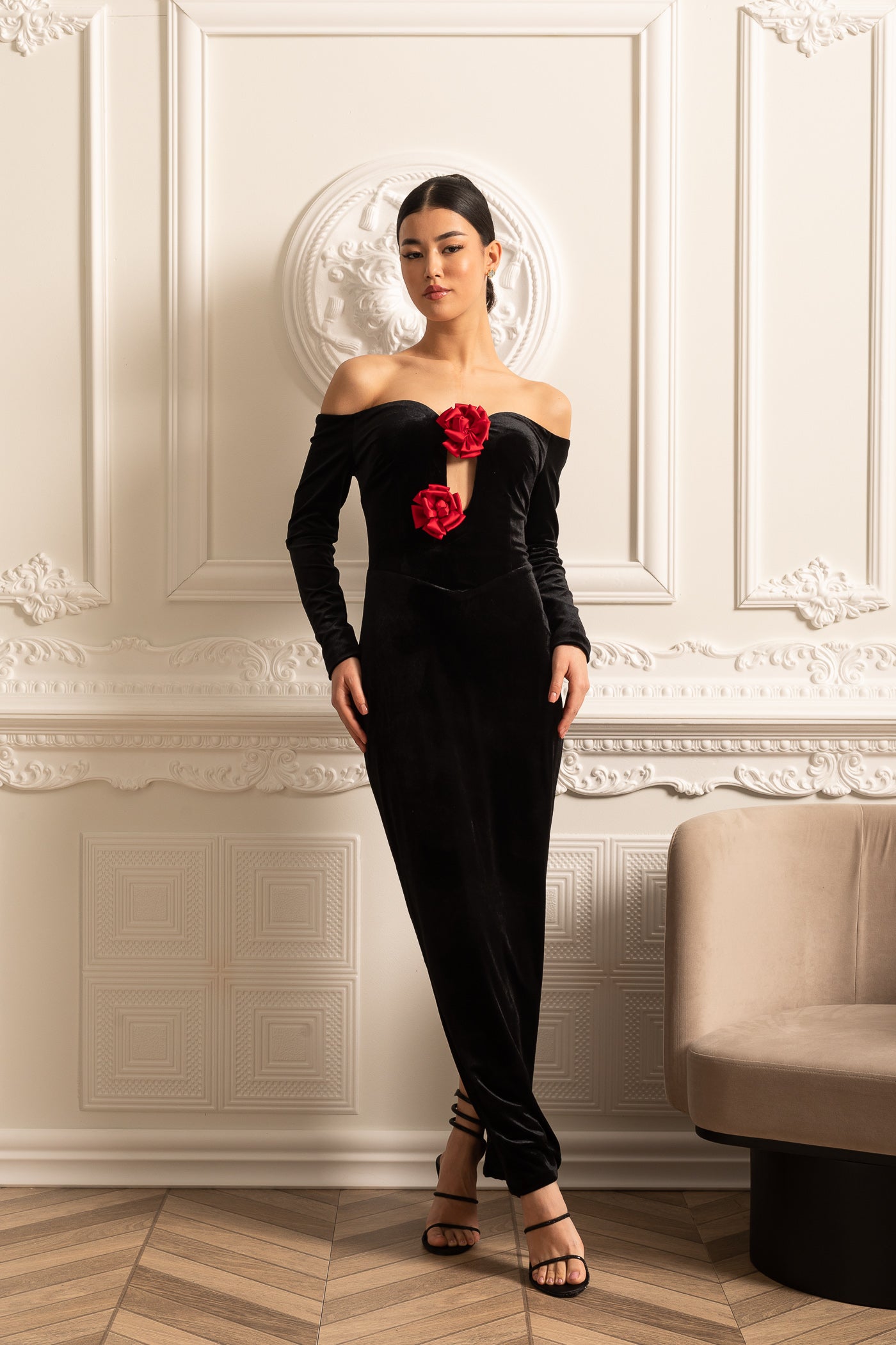 Robe en velours à épaules dénudées avec décolleté plongeant et accents de roses rouges - Noir 