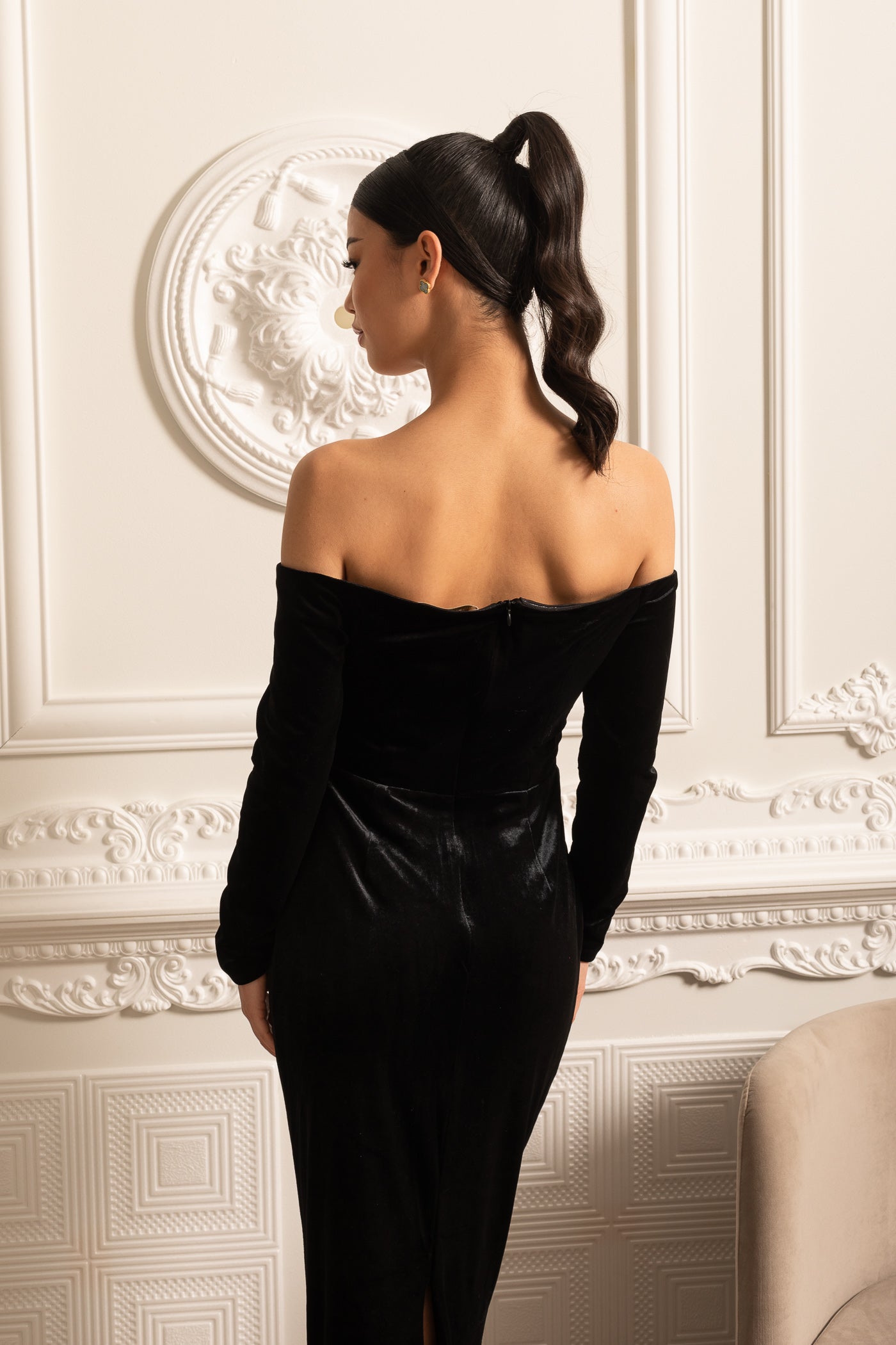 Robe en velours à épaules dénudées avec décolleté plongeant et accents de roses rouges - Noir 