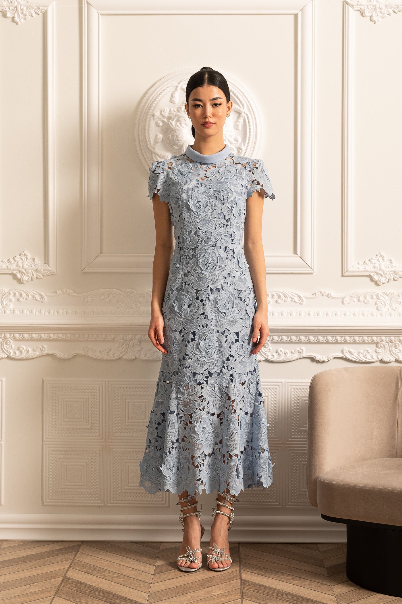 Floral Pattern Lace Dress With High Collar And Midi Skirt - Blue