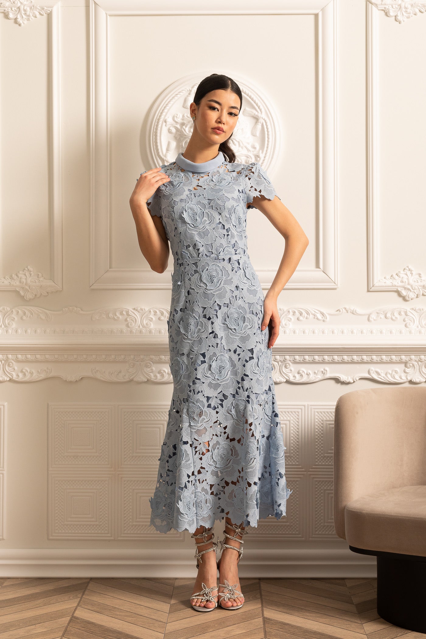 Floral Pattern Lace Dress With High Collar And Midi Skirt - Blue
