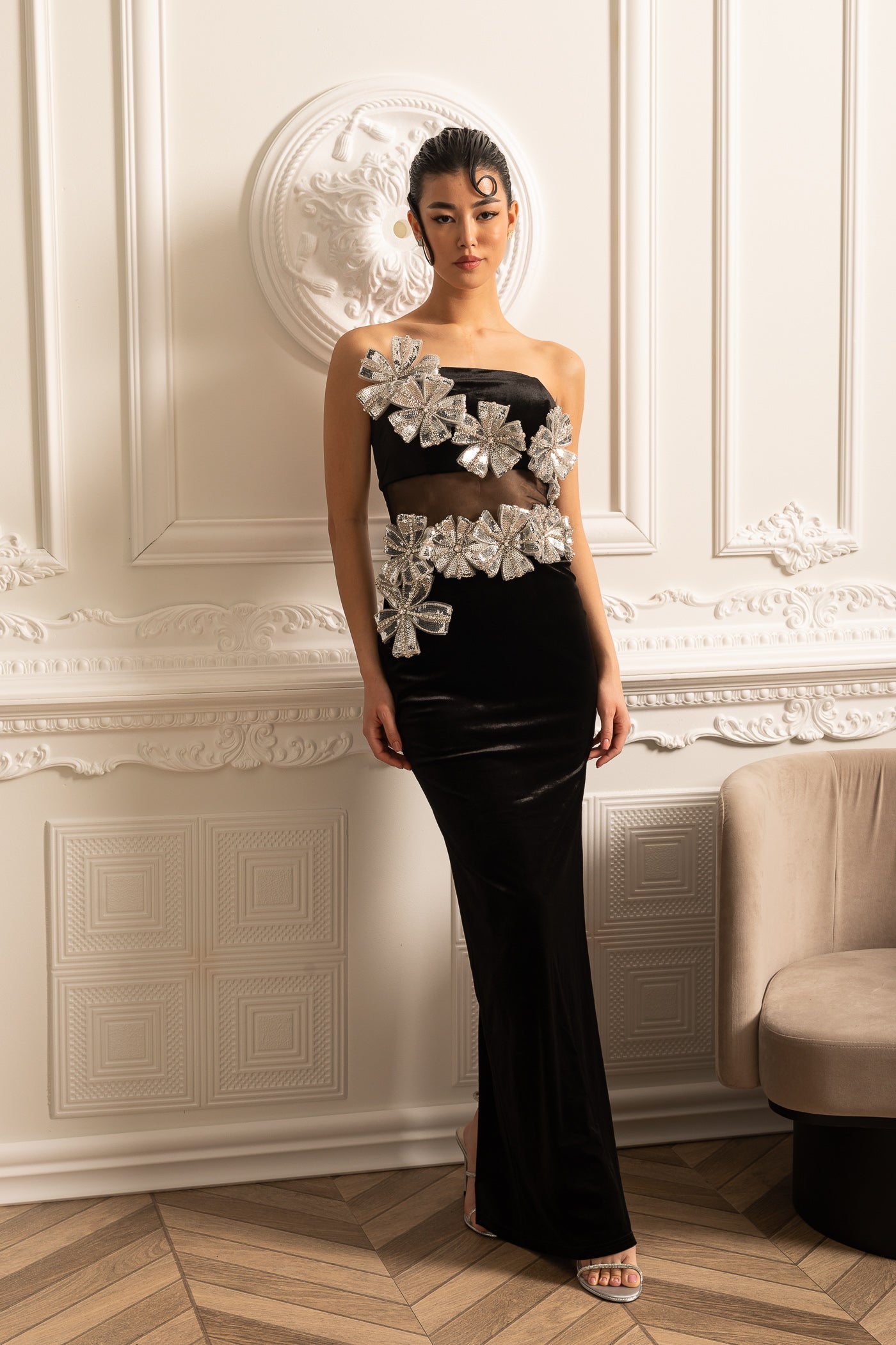 Robe élégante avec accents floraux argentés et jupe maxi - Noir 