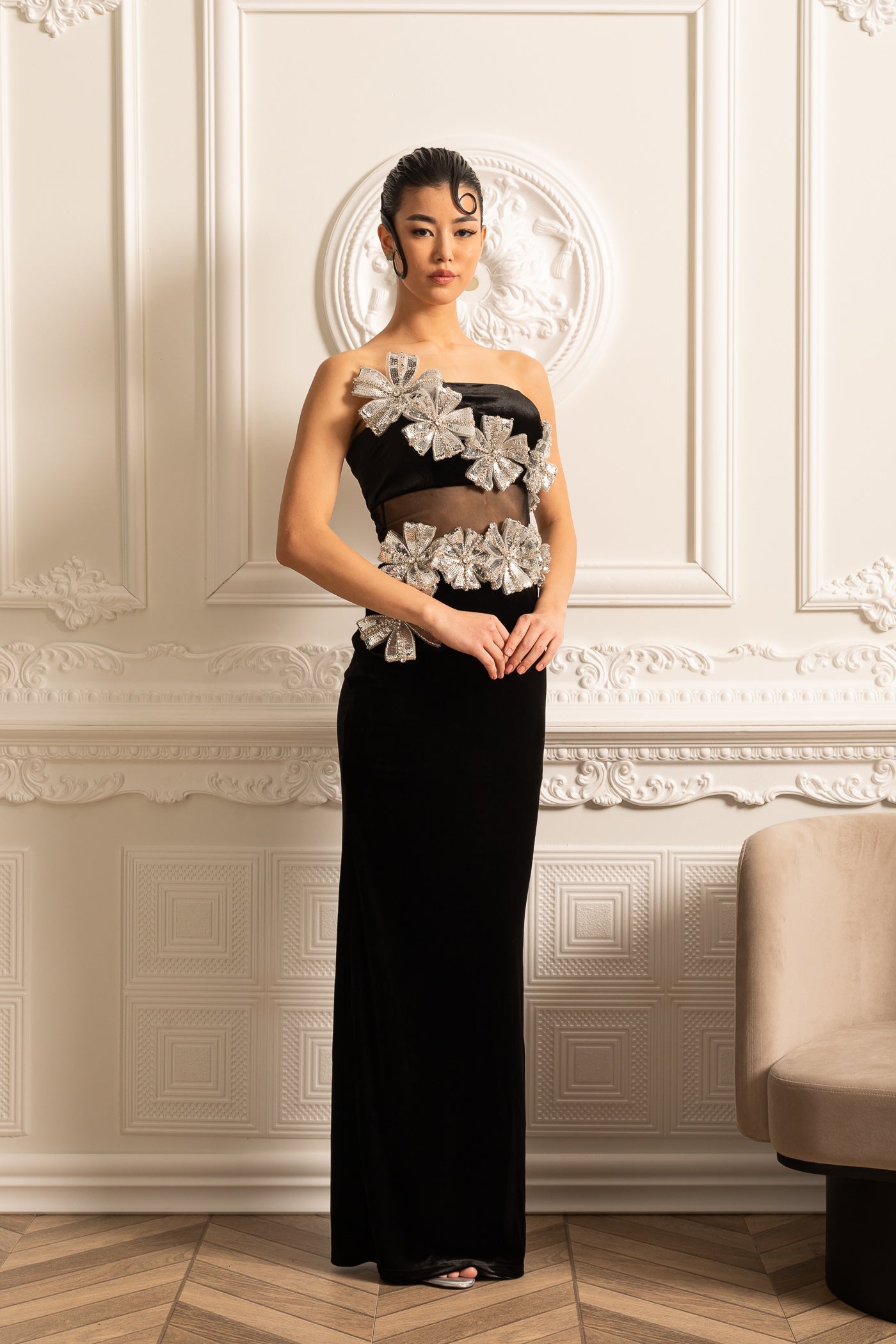 Robe élégante avec accents floraux argentés et jupe maxi - Noir 