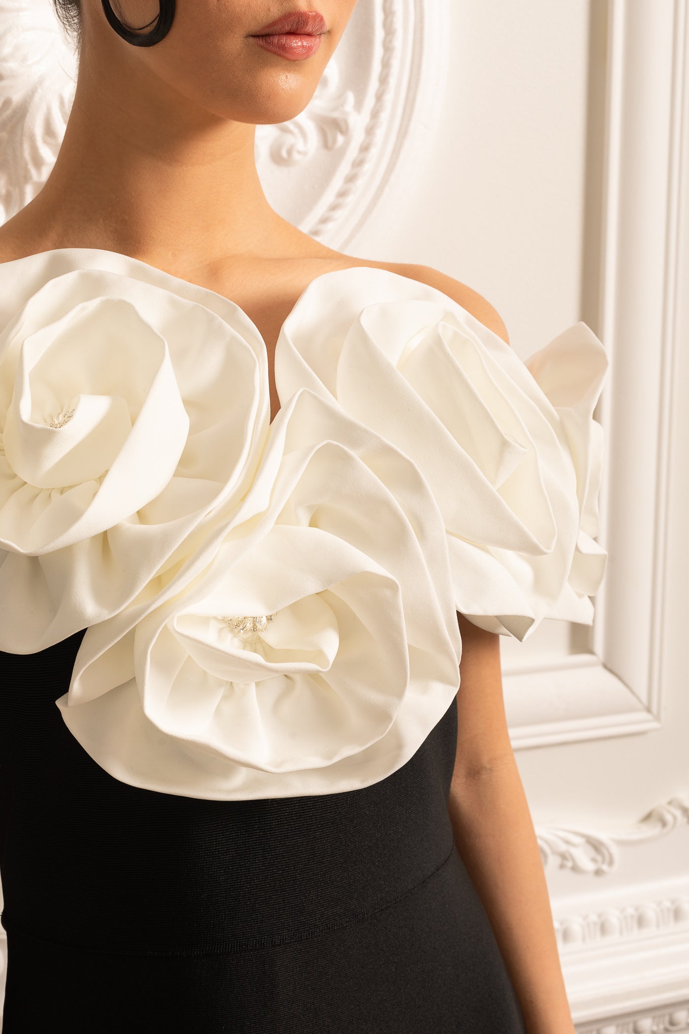 Robe ajustée avec grandes ornements floraux blancs - Noir 