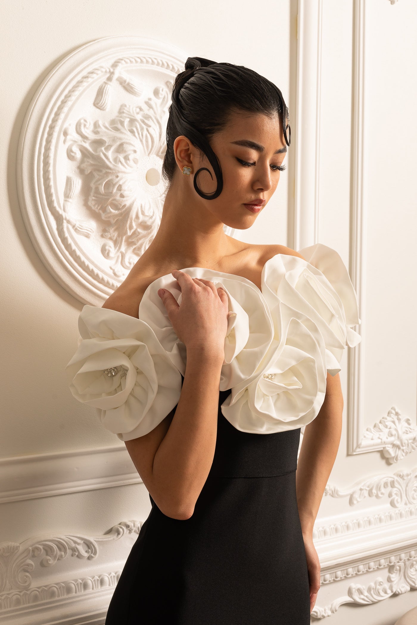 Robe ajustée avec grandes ornements floraux blancs - Noir 