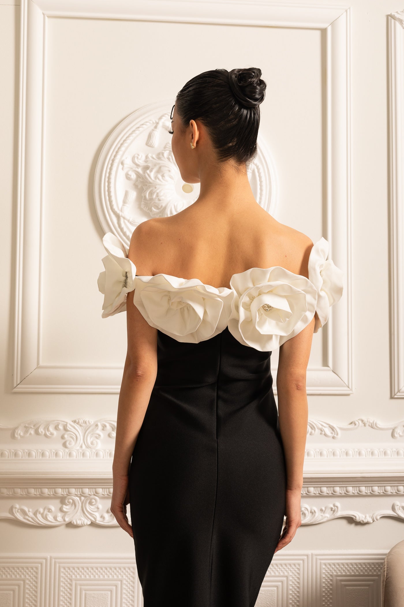 Robe ajustée avec grandes ornements floraux blancs - Noir 