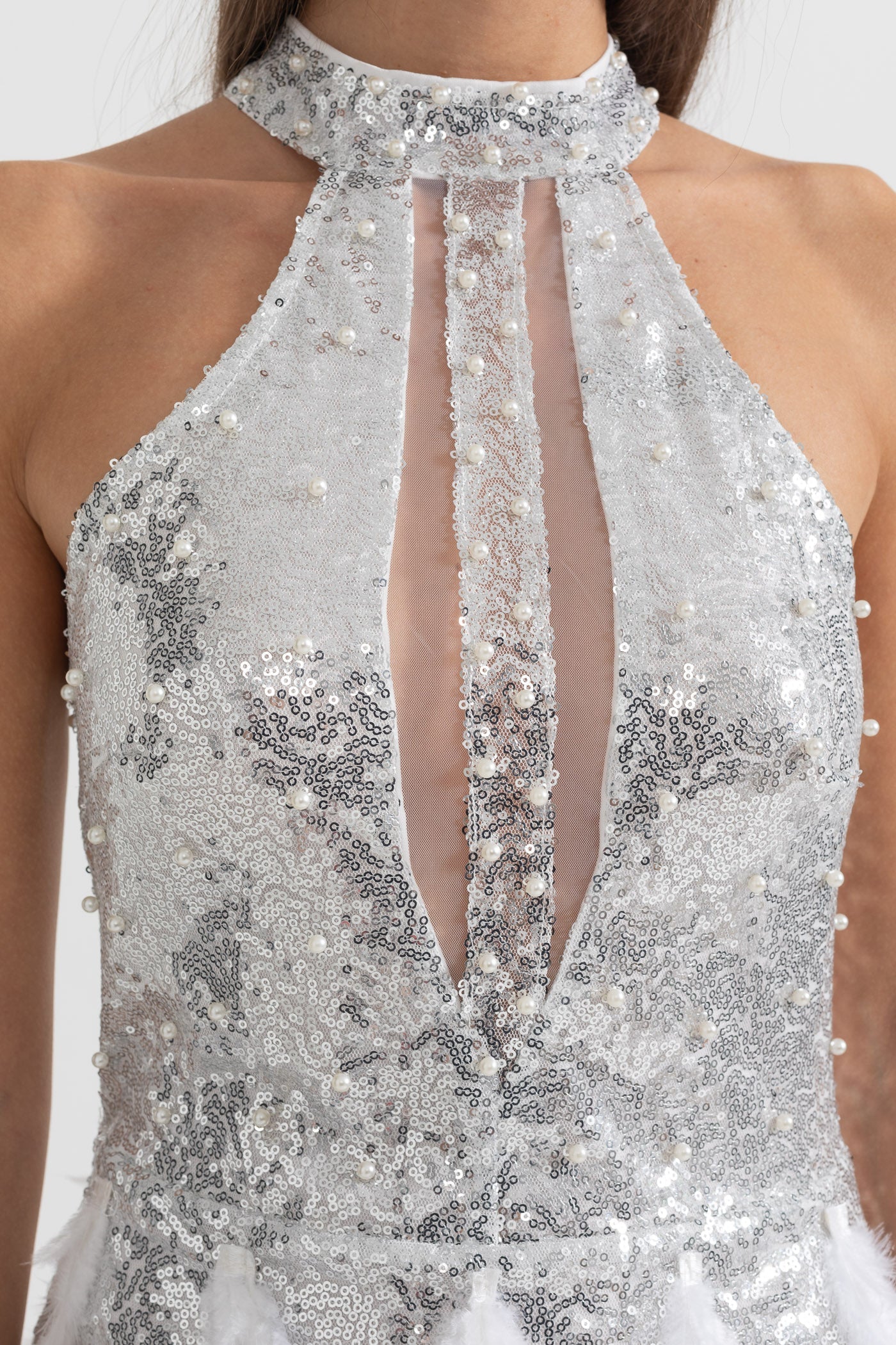 Robe mini à sequins scintillants avec découpes frontales et plumes - Argent 
