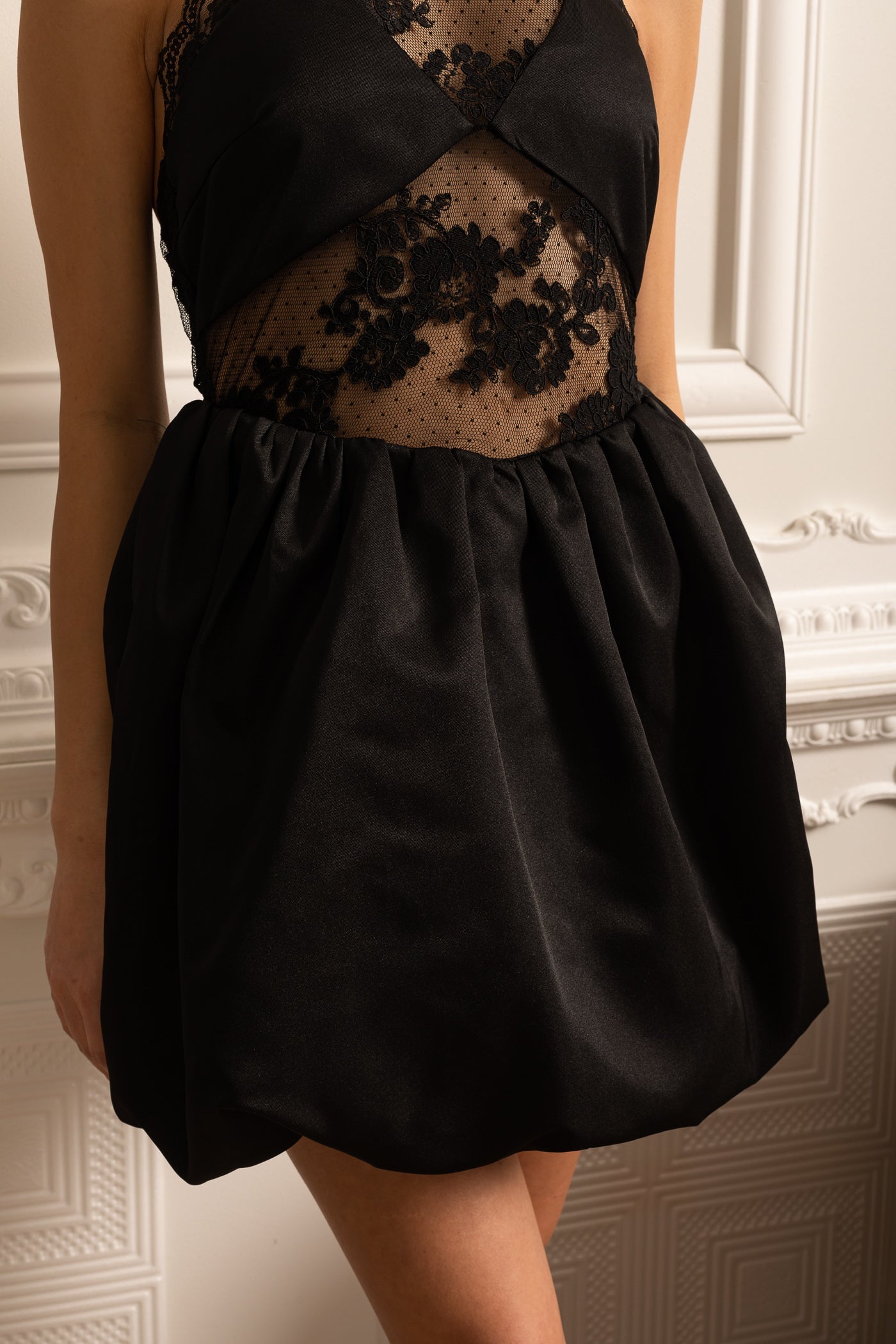 Robe courte avec jupe à volants et motifs en dentelle florale transparente - Noir 
