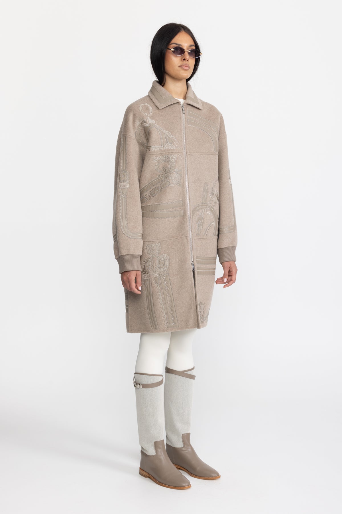 Manteau zippé en laine brodée à appliqué équestre - Taupe 