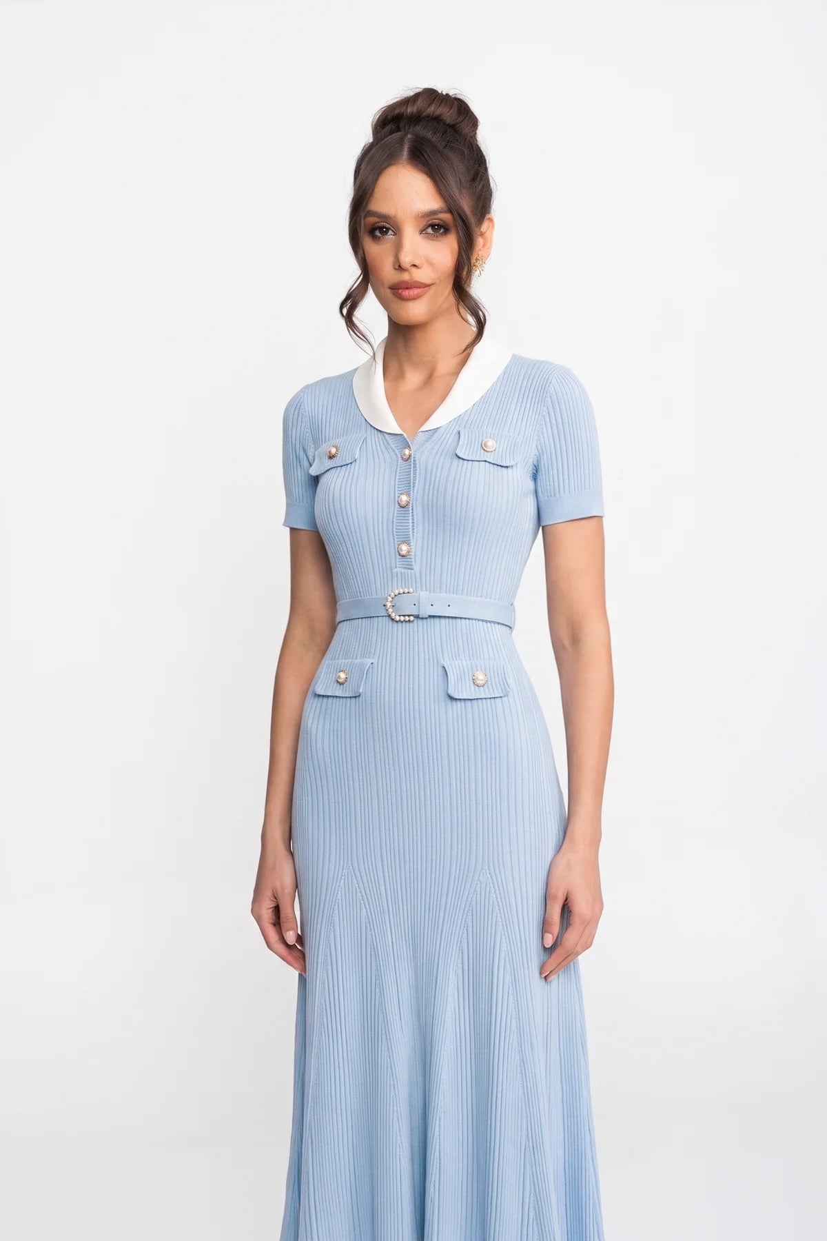 Robe midi en maille côtelée avec col blanc et ceinture perles - bleu clair 