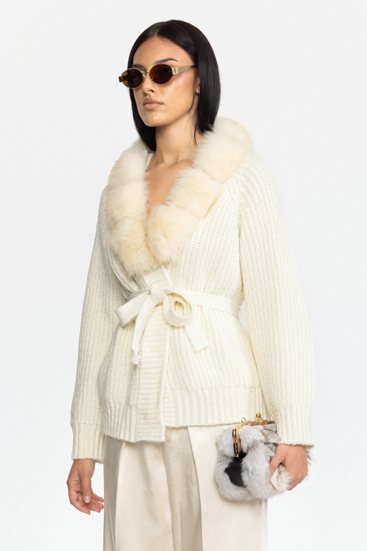 Cardigan ceinturé en grosse maille à col en fourrure de renard - blanc cassé 