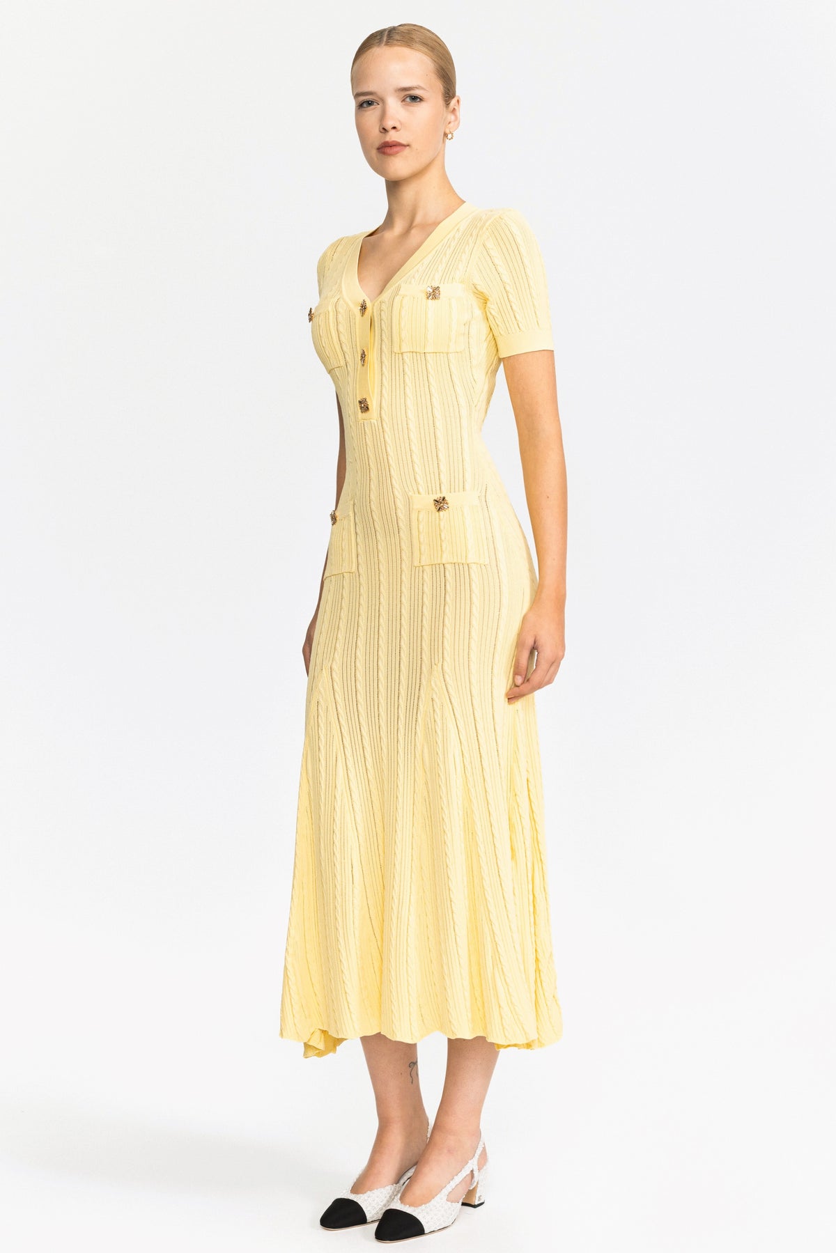Robe midi en maille torsadée à boutons bijou - jaune 