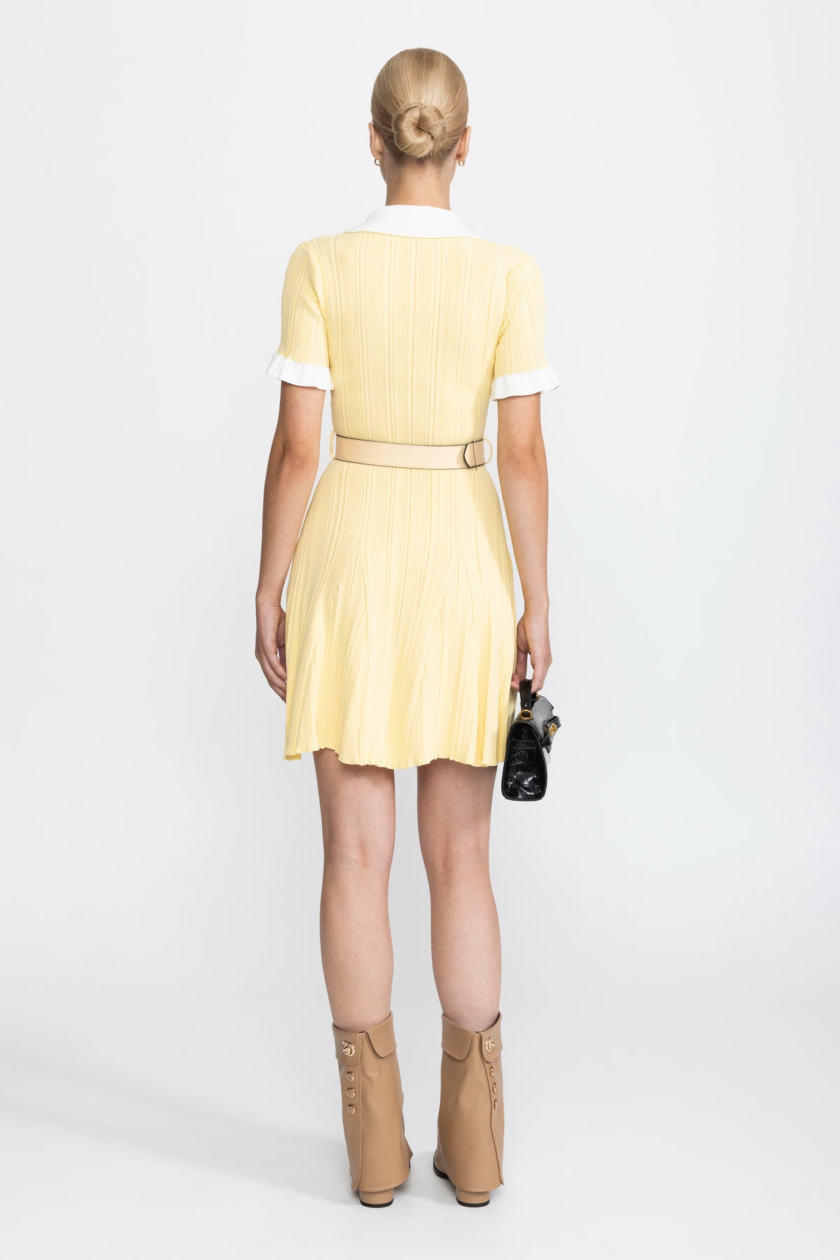 Robe mini ceinturée en maille côtelée à col contrastant - Jaune 
