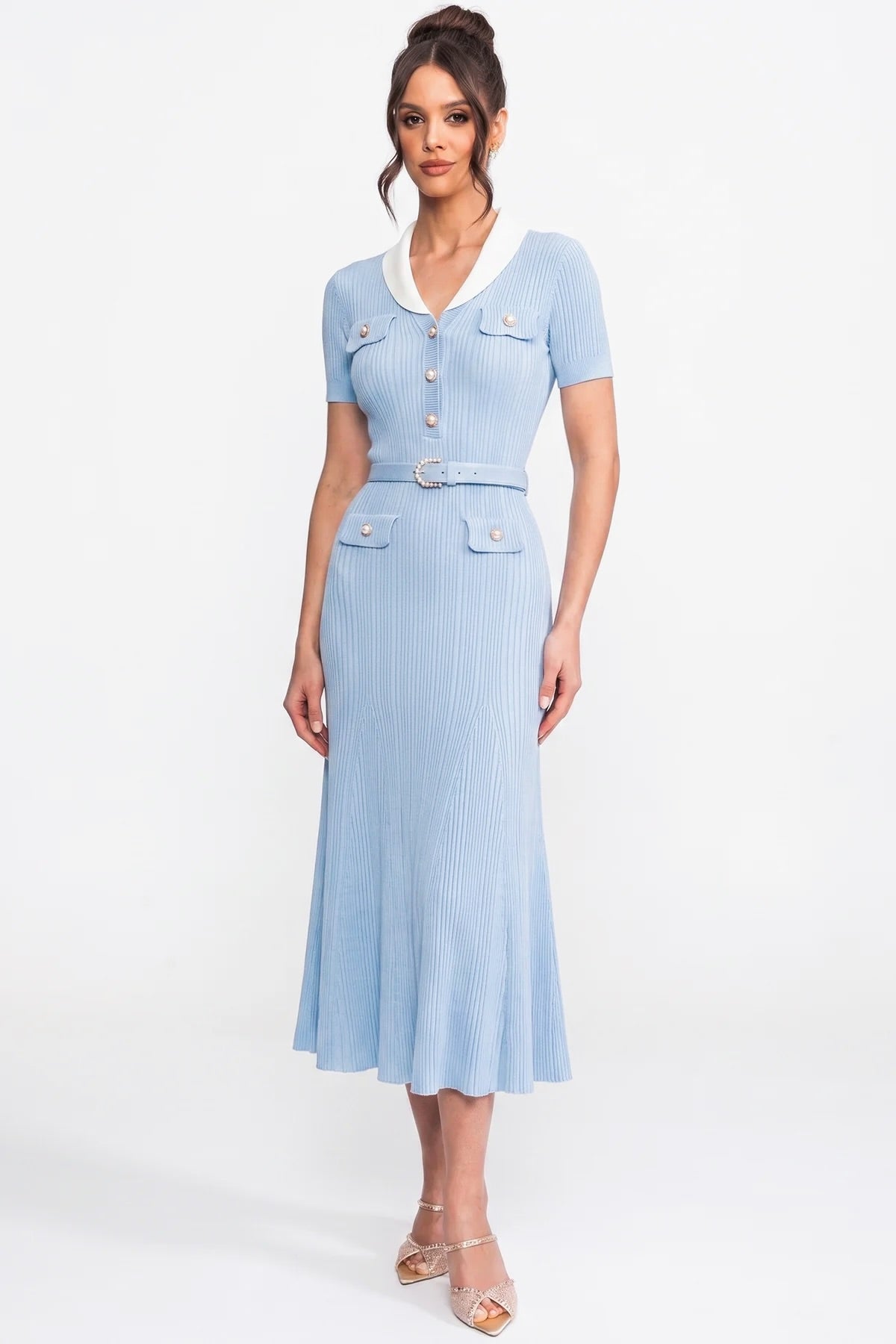 Robe midi en maille côtelée avec col blanc et ceinture perles - bleu clair 