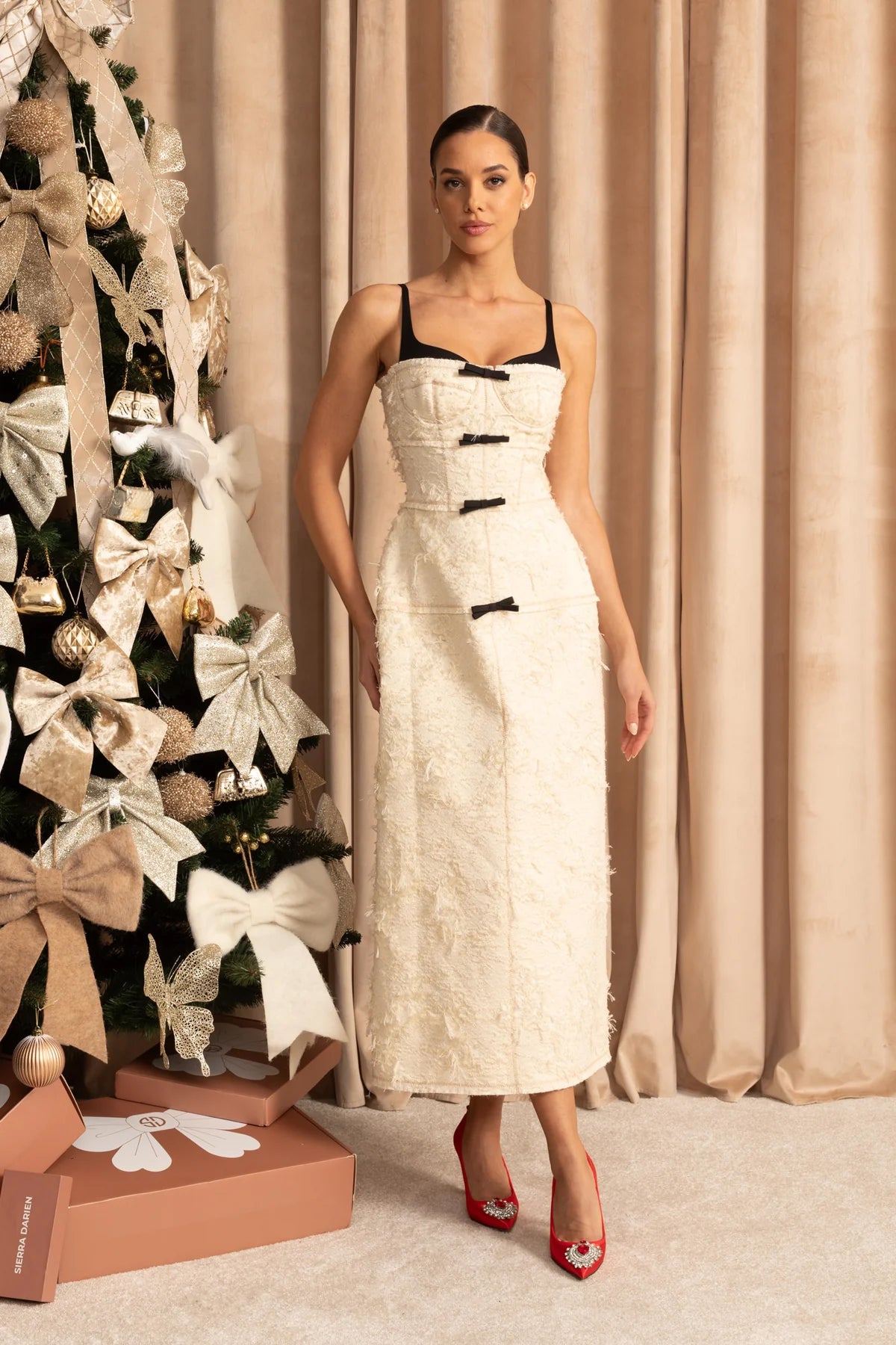 Robe midi en tweed texturé avec bretelles contrastées et détails nœud – Ivoire 