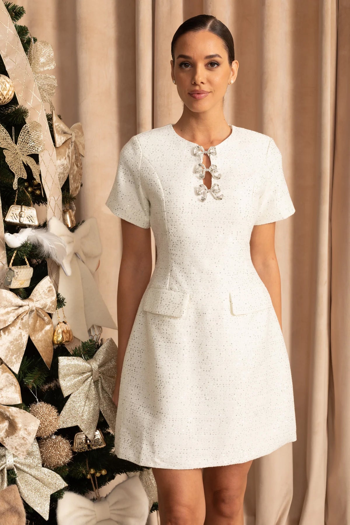 Robe courte à sequins avec nœuds en cristal - Blanc 