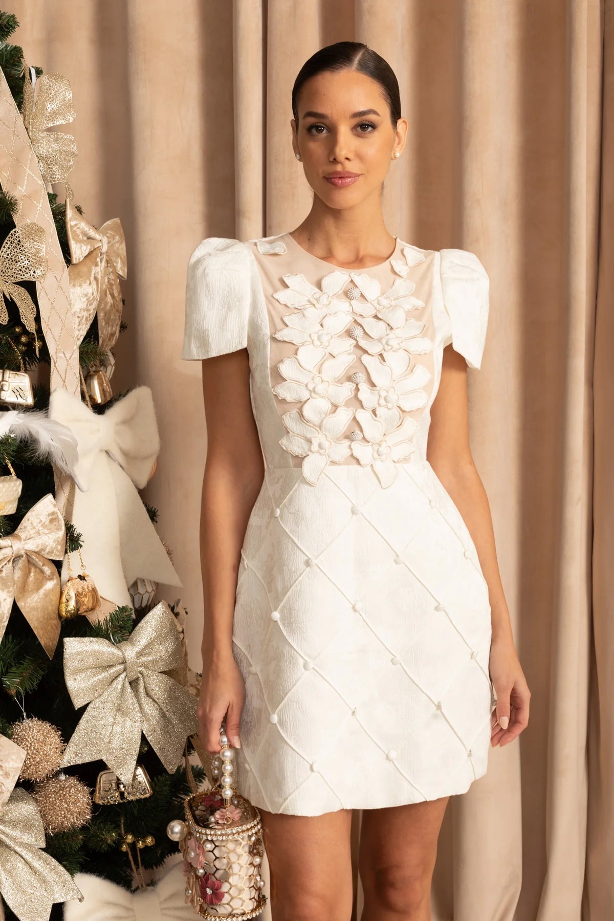 Robe courte à appliqué floral 3D avec jupe matelassée – Blanc 